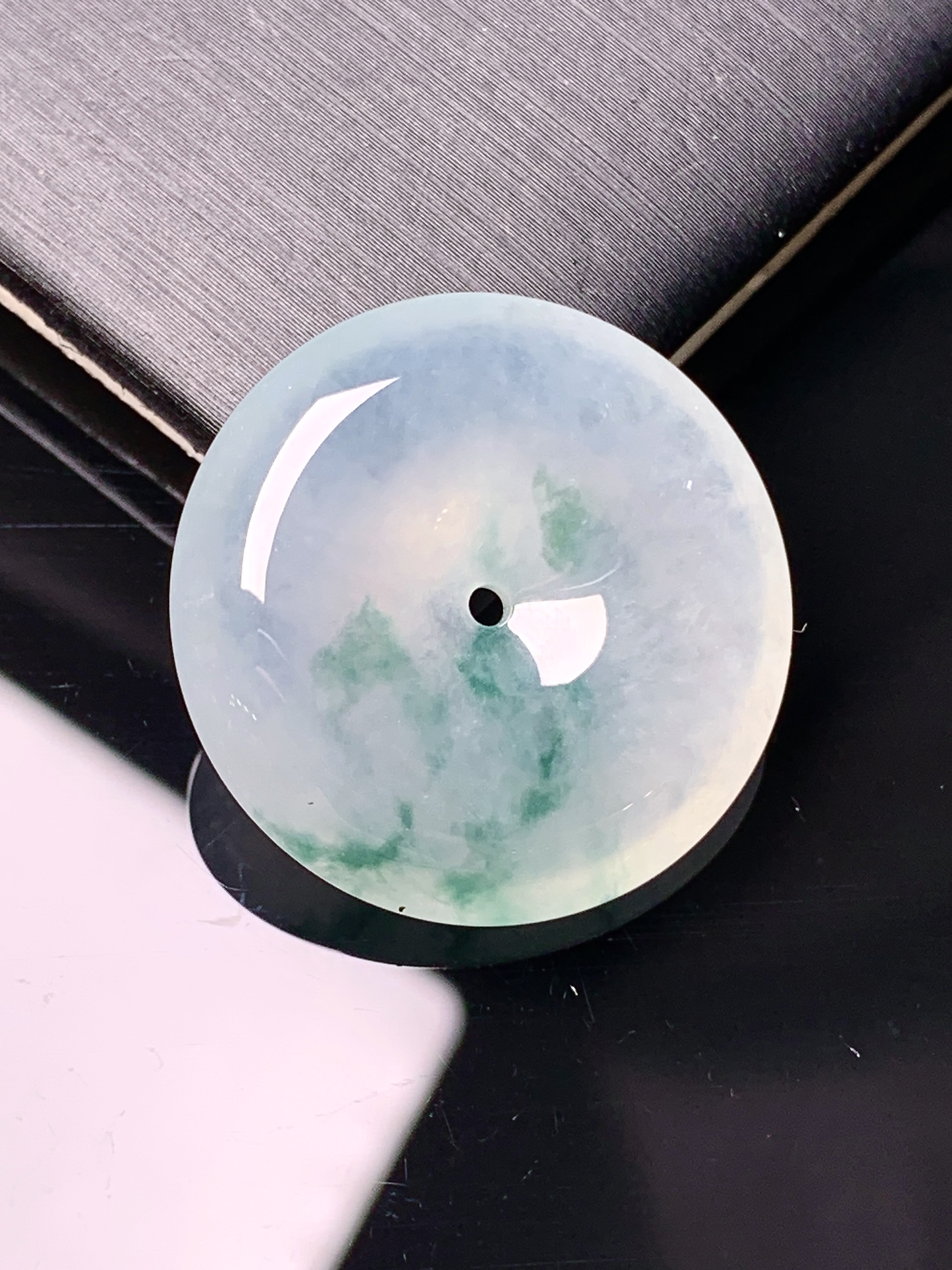 冰种平安扣吊坠 玉质细腻 色泽艳丽清新 水润亮眼 整体尺寸24.6*6x1