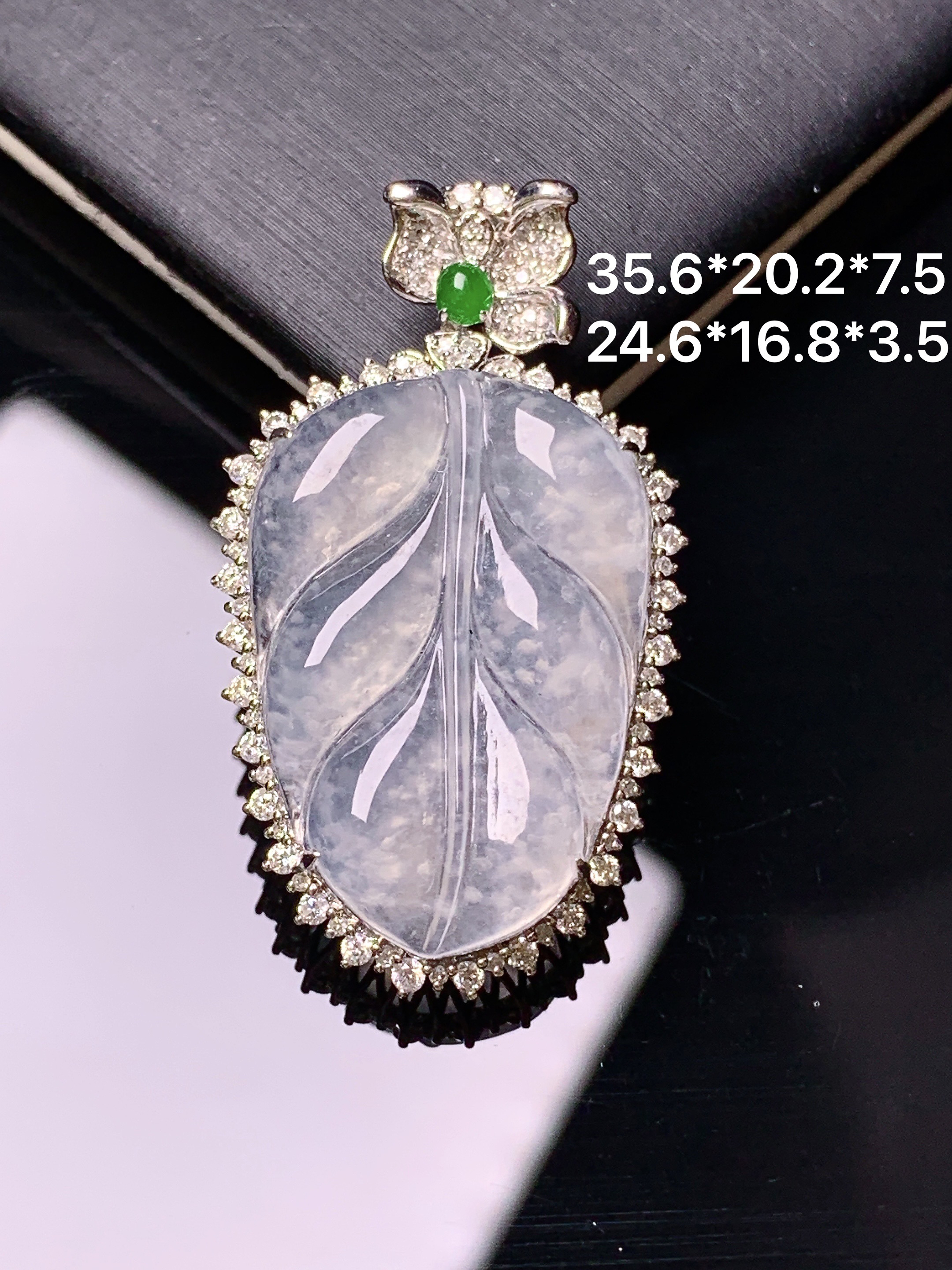 18k金钻镶嵌冰种树叶吊坠 玉质细腻 色泽艳丽清新 水润亮眼 整体尺寸35.6*20.2*7.5k1