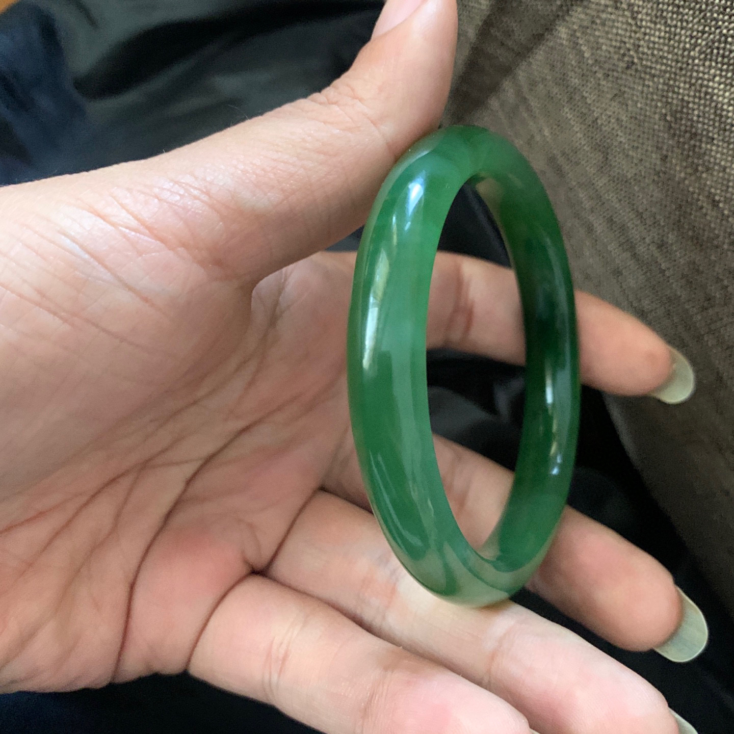 60圈口和田玉碧玉白加阳绿手镯，和田玉60圈口手镯，镯型古朴典雅。在诗情画意的雨巷相遇，你是我腕间的一抹风情，有你眸有深情.清风荡漾湖间静水，我愿俯身低眉，在烟波涟漪处寻