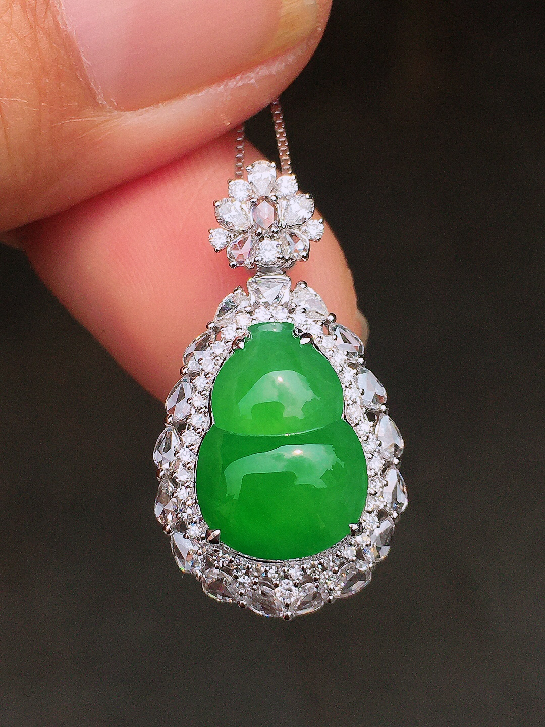 阳绿葫芦吊坠，色泽均匀艳丽，玉质细腻，荧光感超
强，饱满圆润，尽显优雅气质，18k
金豪华镶嵌