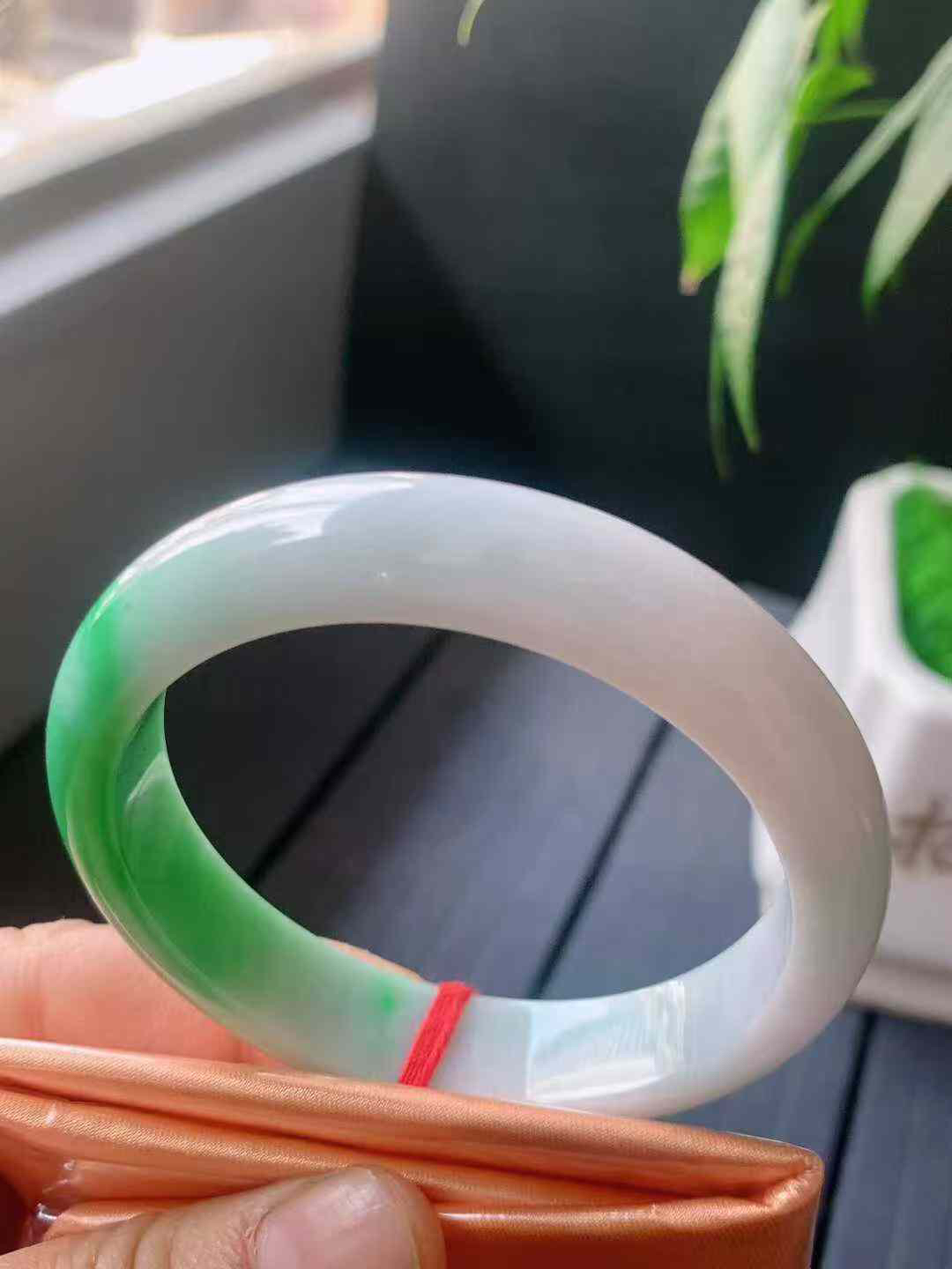 【翡翠名称】老种飘阳绿53.5正圈口手镯
【翡翠尺寸】53.5/12.3/7.4mm适合52.5-55正圈口佩戴
【翡翠描述】宝贝种老水足，玉质细腻，色泽靓丽，性价比高，佩戴效果好！
【其它赠送】权威证书/精美挂绳盒子/支持全国复检