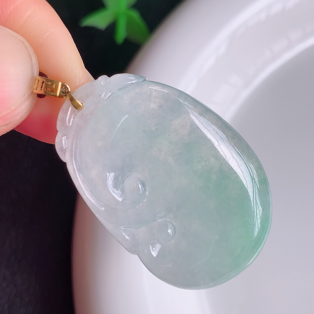 18k金扣冰润飘花吉祥如意翡翠吊坠  寓意“万事如意，吉祥如意,福寿绵长 心想事成”饱满大气，通透水润  W01.8 尺寸：34.2-22.5-4.8mm