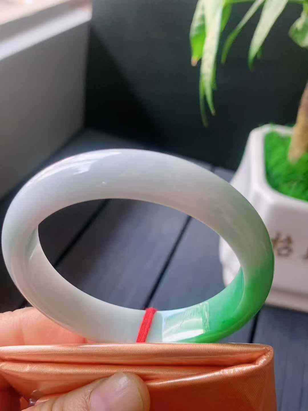 【翡翠名称】老种飘阳绿53.5正圈口手镯
【翡翠尺寸】53.5/12.3/7.4mm适合52.5-55正圈口佩戴
【翡翠描述】宝贝种老水足，玉质细腻，色泽靓丽，性价比高，佩戴效果好！
【其它赠送】权威证书/精美挂绳盒子/支持全国复检