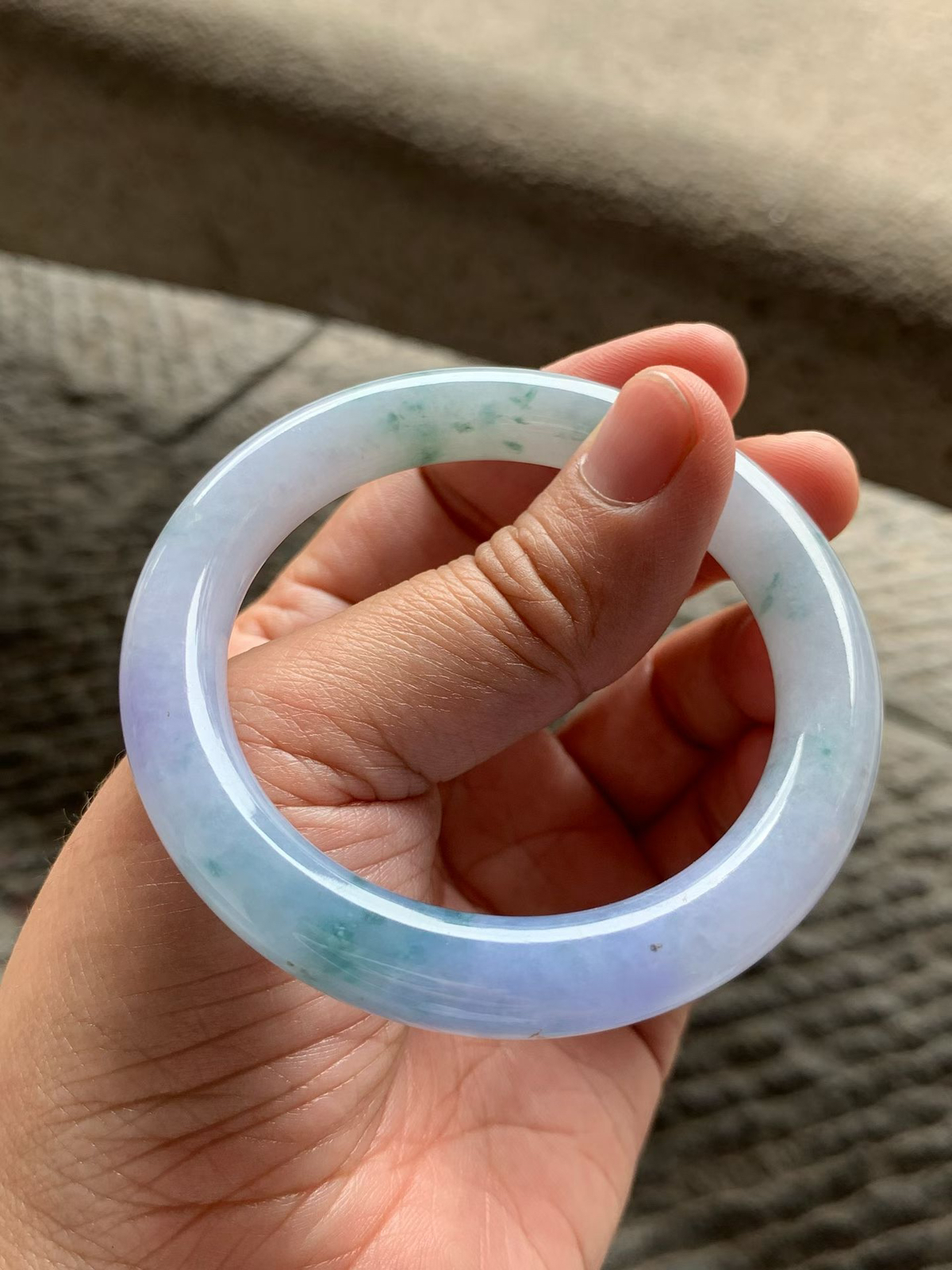 浓郁紫罗兰飘花圆条手镯尺寸54*10*10 种质细腻，水润光泽，紫色浓郁，蓝花灵动飘逸，上手贵气显眼，微细纹，一处黄点！