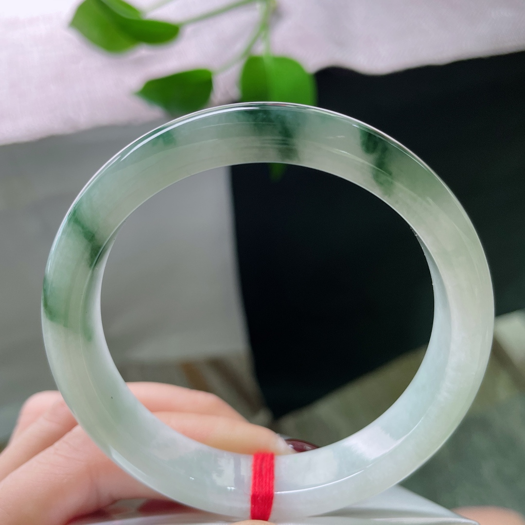 58/11.7/7.5，飘花正圈，水润细腻，那花，飘得疏淡——或几点，或一絮，洇在冰底，软软地化开。