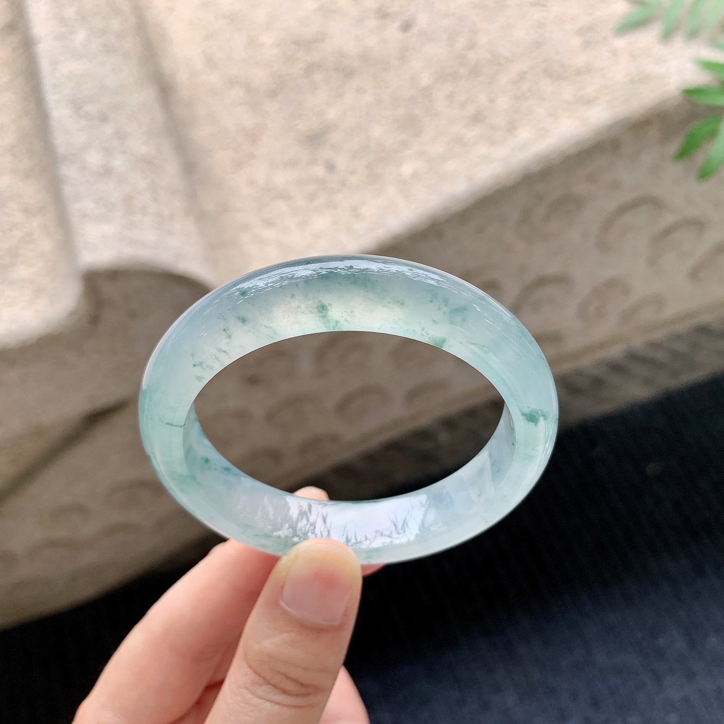 正圈51 52 【圈口】52.7/11.8/8 【编码】QX041124 【描述】冰种飘花，清透，水润，种老，细腻，打灯有絮线