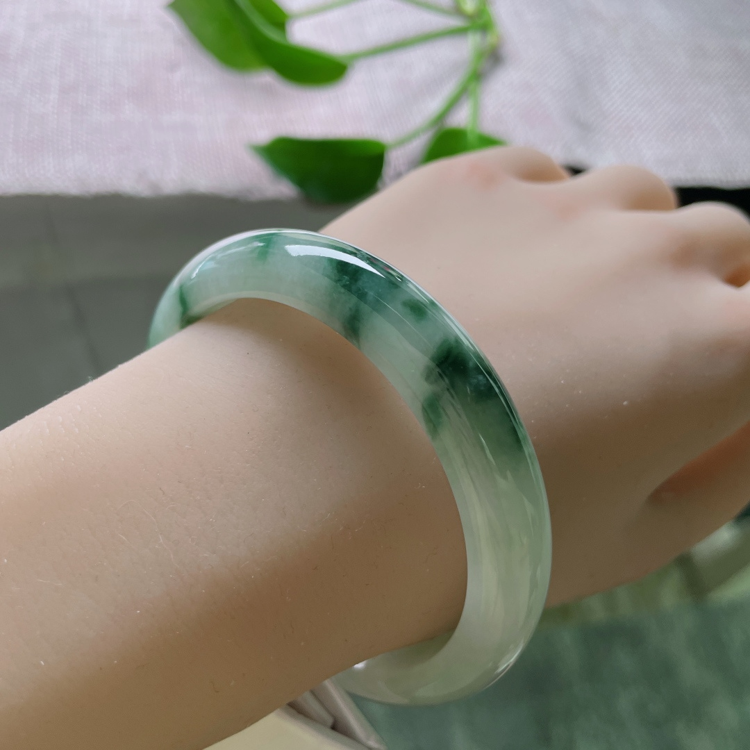 58/11.7/7.5，飘花正圈，水润细腻，那花，飘得疏淡——或几点，或一絮，洇在冰底，软软地化开。，ss49382a