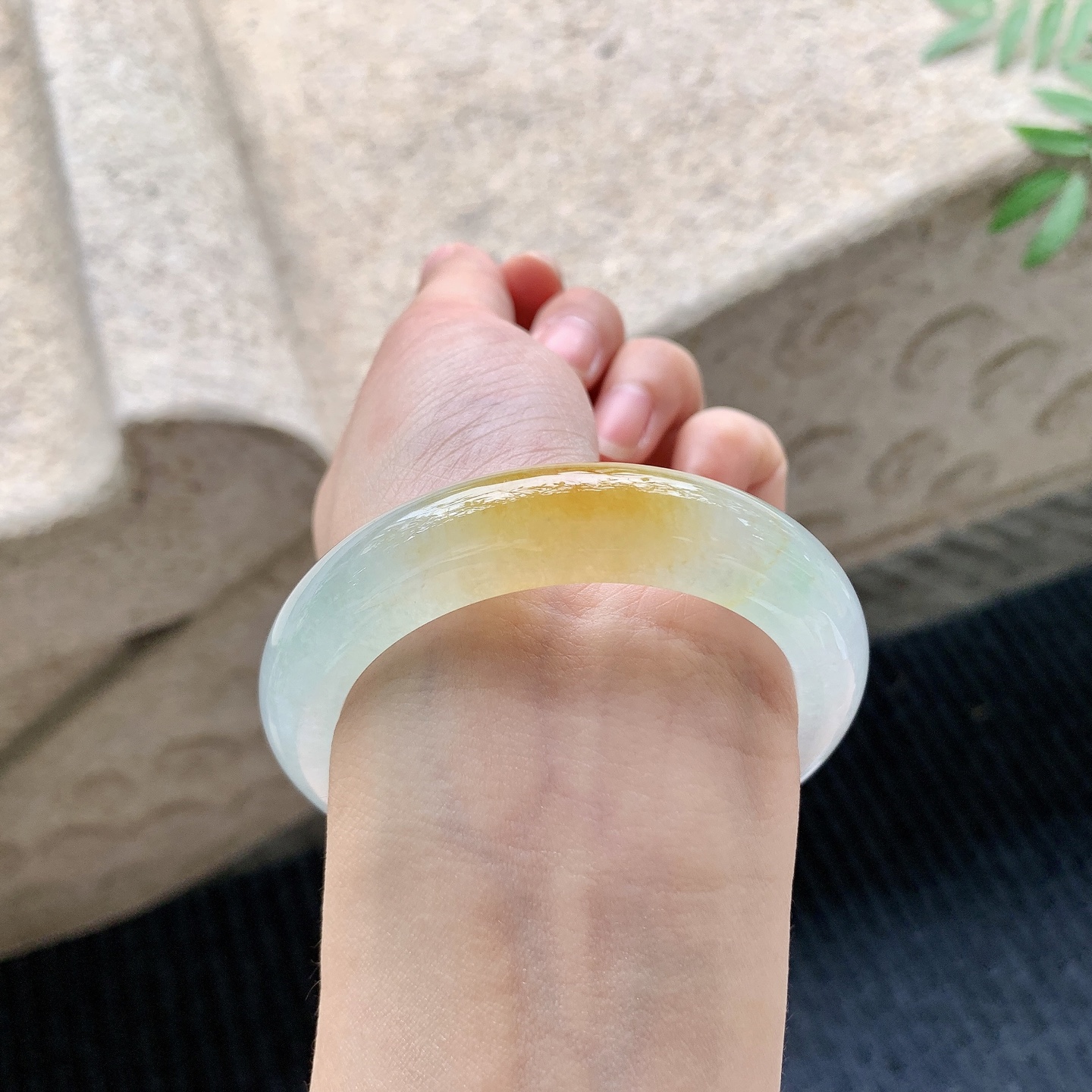 正圈51 52 【圈口】52.5/12/9.2 【编码】QX041113 【描述】冰飘黄翡，清透，水润，种老，细腻，无纹裂