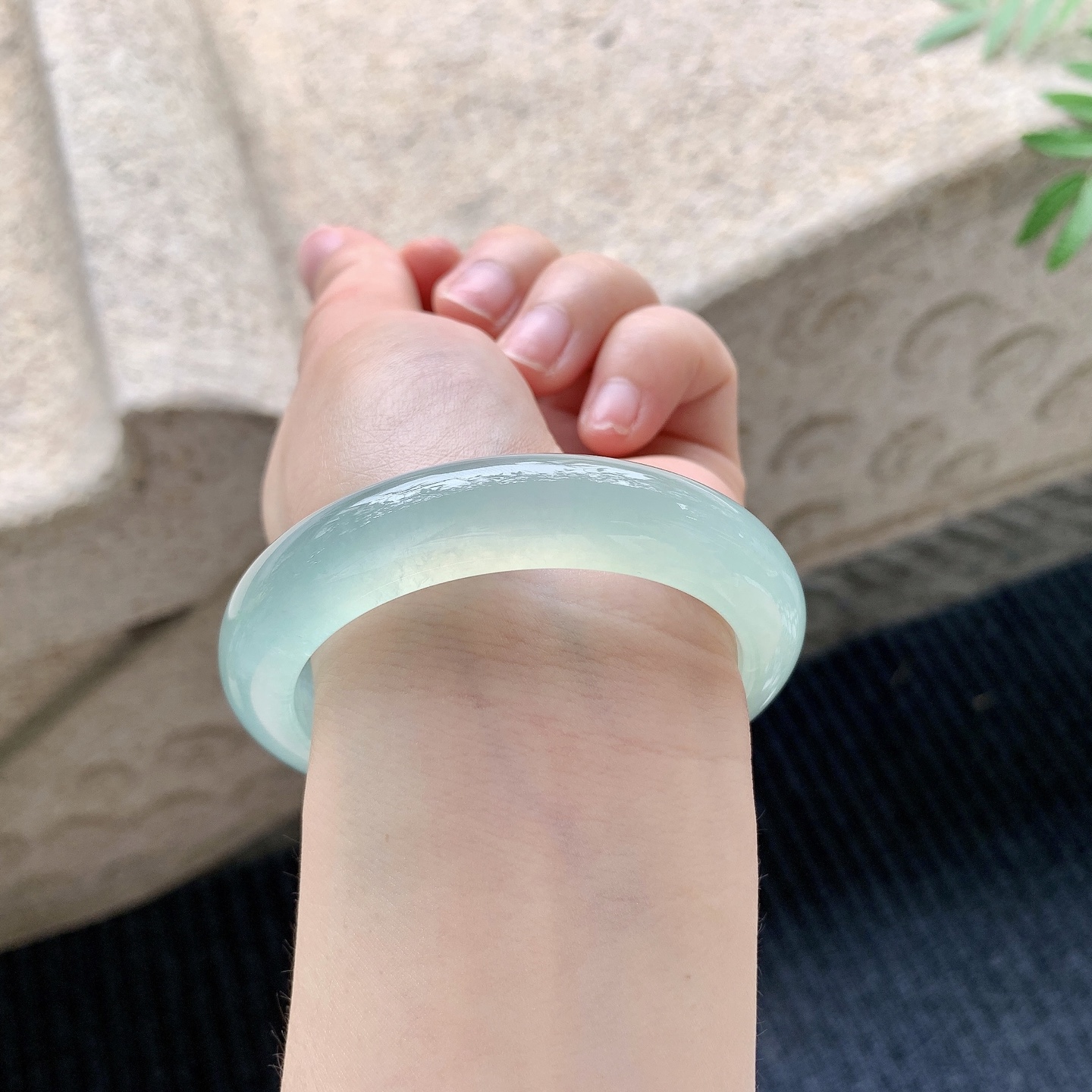 正圈52 53【圈口】53.7/12.2/9【编码】QX041112【描述】冰绿，清透，水润，种老，细腻，无纹裂