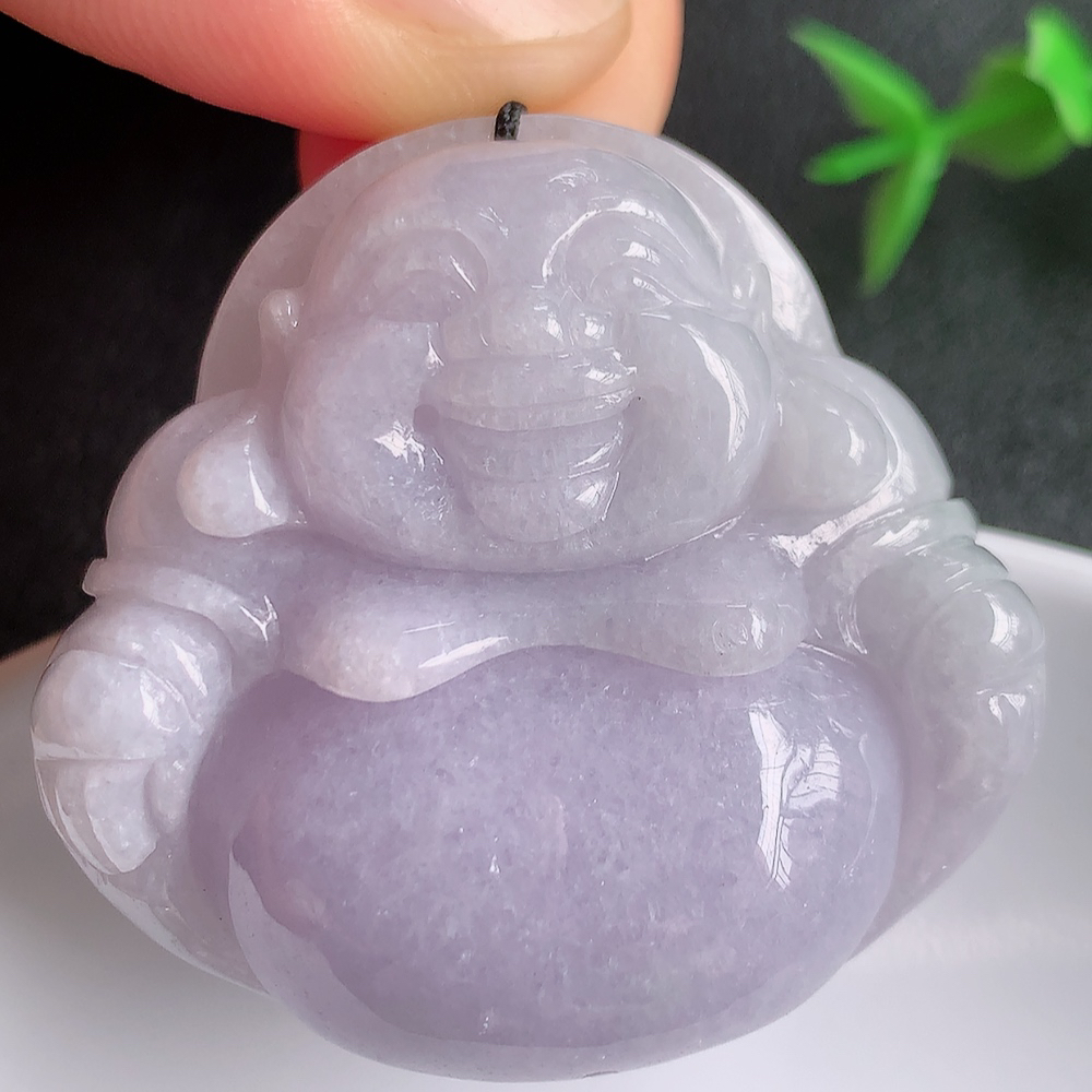 冰润紫罗兰佛公挂件 玉质细腻  精雕弥勒佛，笑佛福耳垂肩，面相喜庆，开怀大笑，憨态可掬。惟妙惟肖，寓