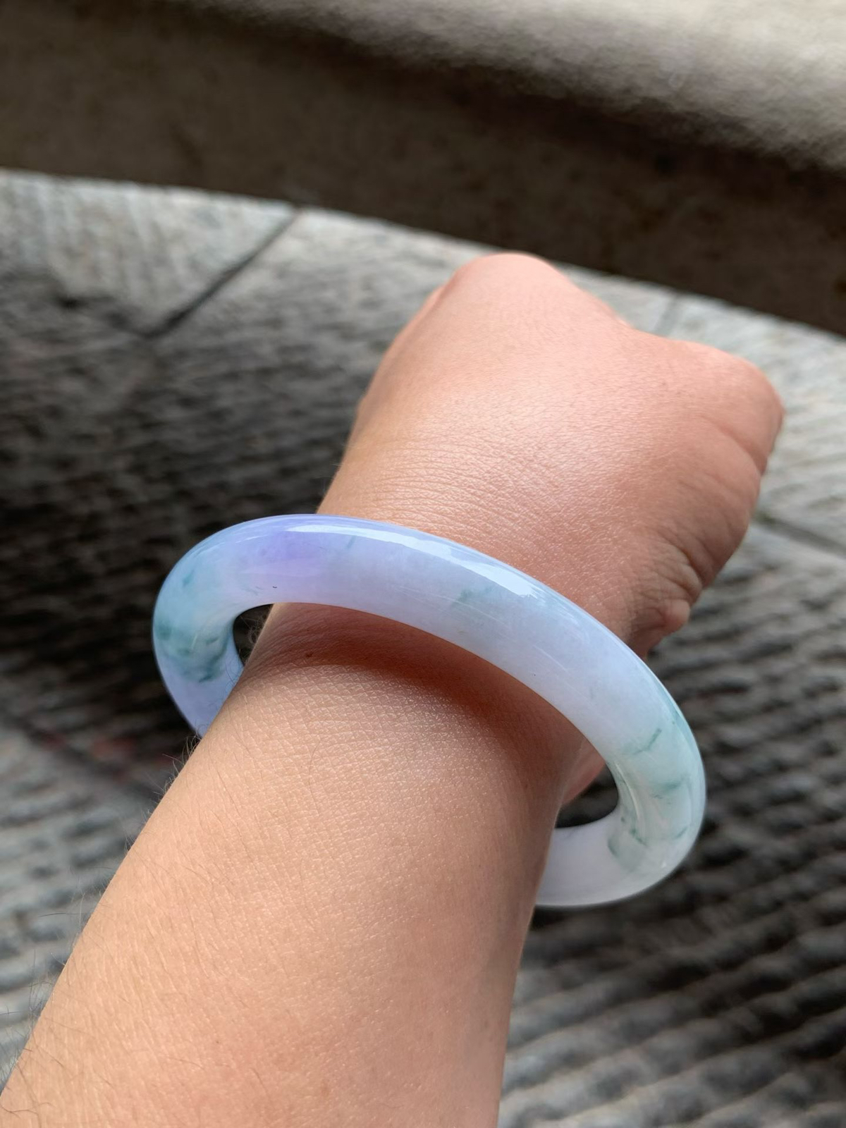 浓郁紫罗兰飘花圆条手镯尺寸54*10*10 种质细腻，水润光泽，紫色浓郁，蓝花灵动飘逸，上手贵气显眼，微细纹，一处黄点！