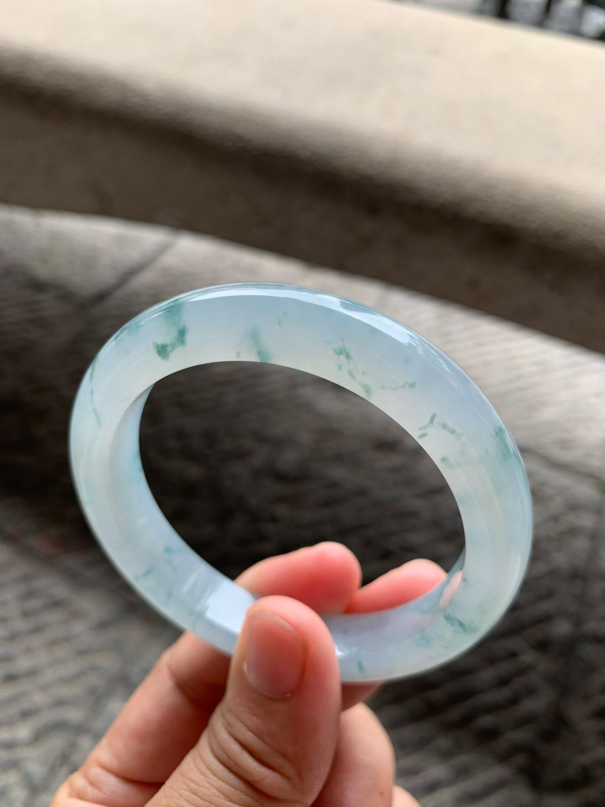 飘蓝花正圈手镯尺寸55.8*11*9 淡蓝底，通透冰凝，胶润水足蓝花灵气飘逸，清冷感拉满！