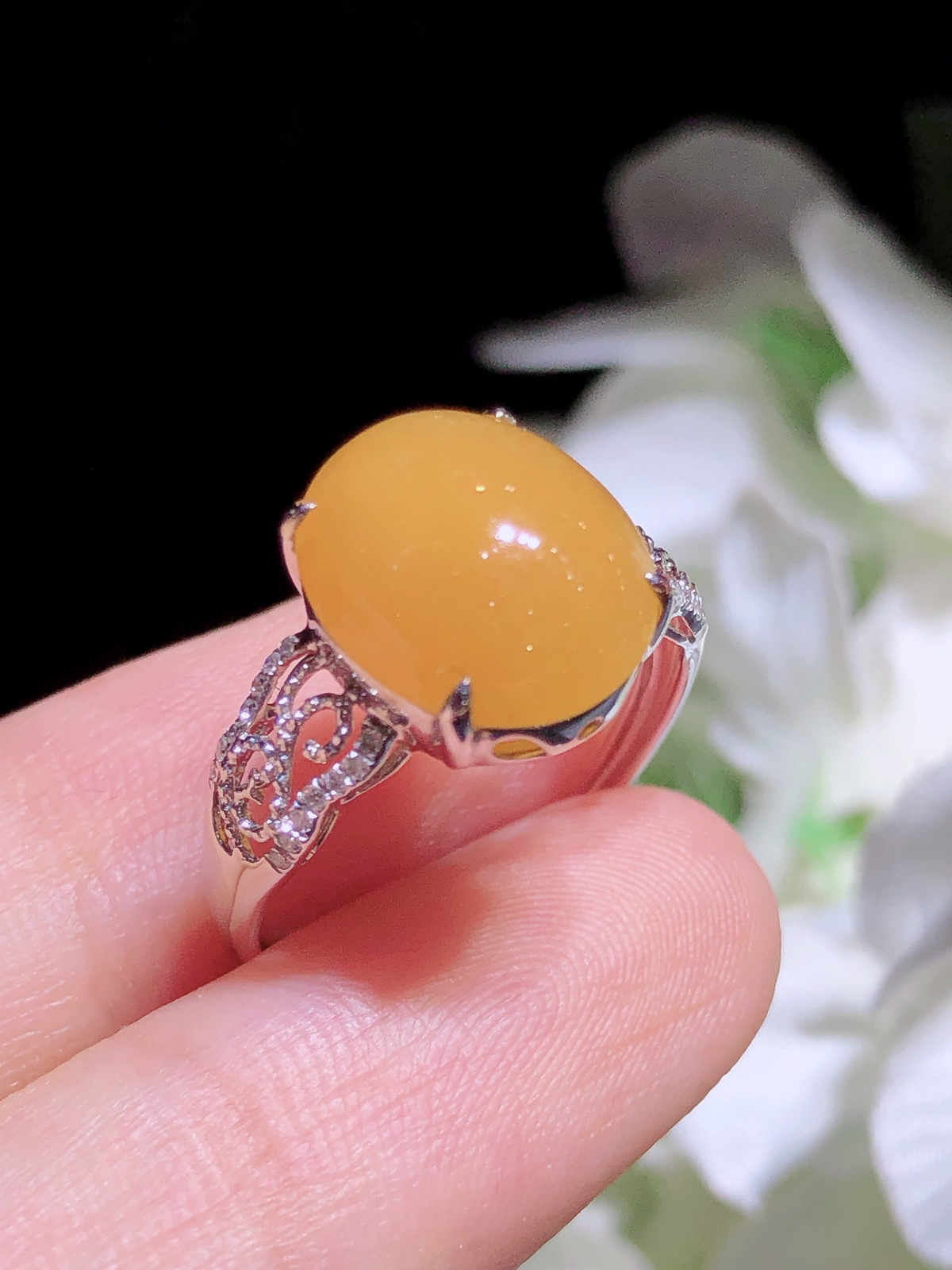 18K金镶 蜜糖黄蛋面戒指 完美 水润色艳 品相饱满..