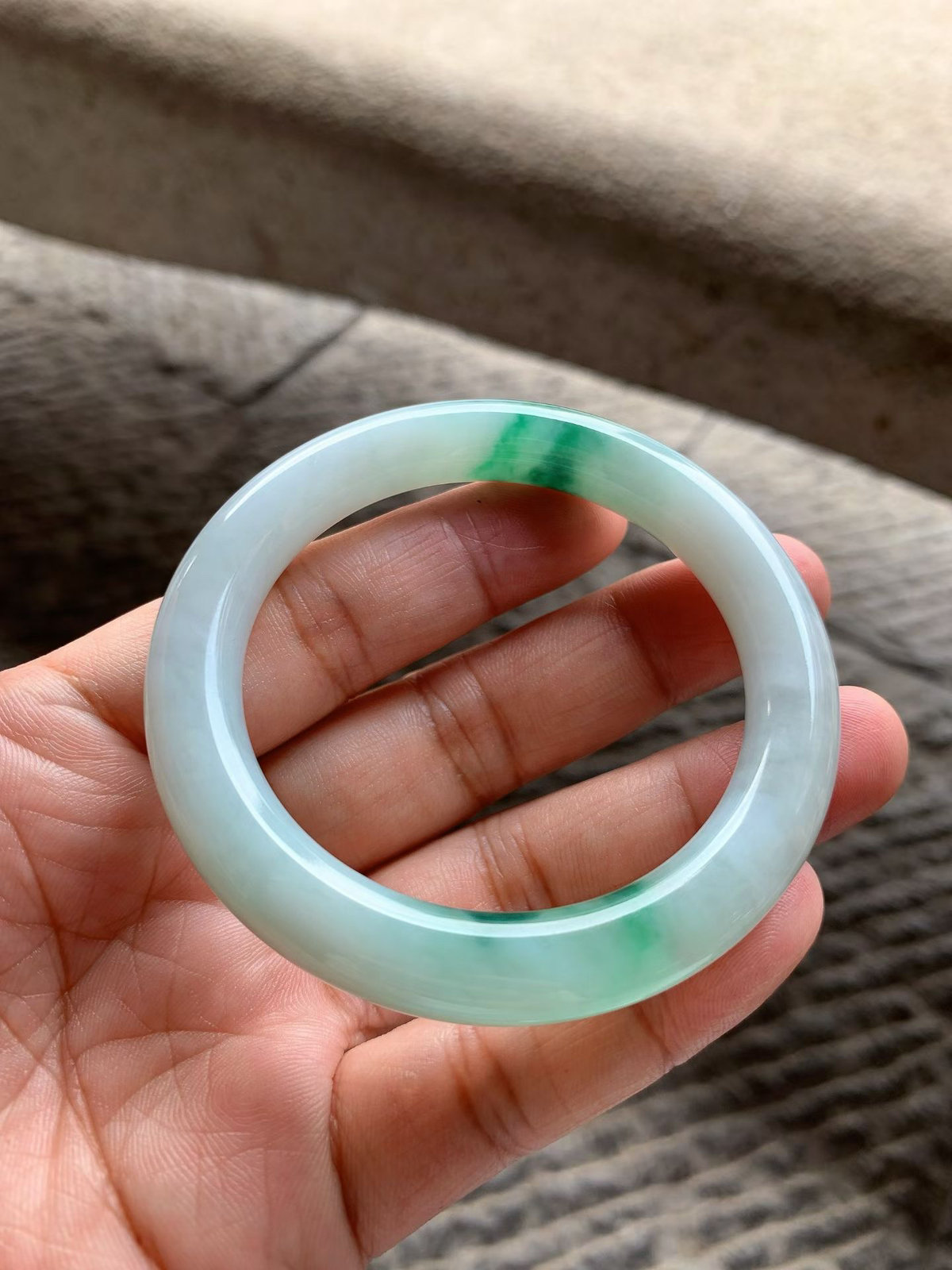 飘绿花圆条手镯尺寸53*9.8*9.5 种质细腻，釉洁水润，花色灵动鲜活，经典耐看