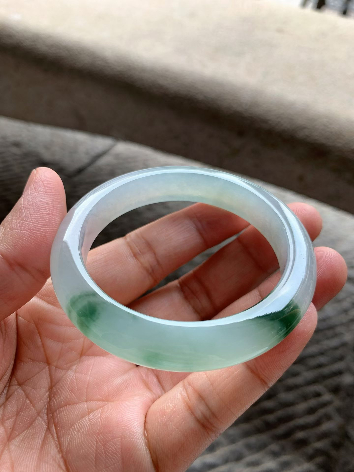 飘绿花正圈手镯尺寸54.5*11*8.5 老种通透，纯净细腻，胶润水足，绿花鲜亮有活力！