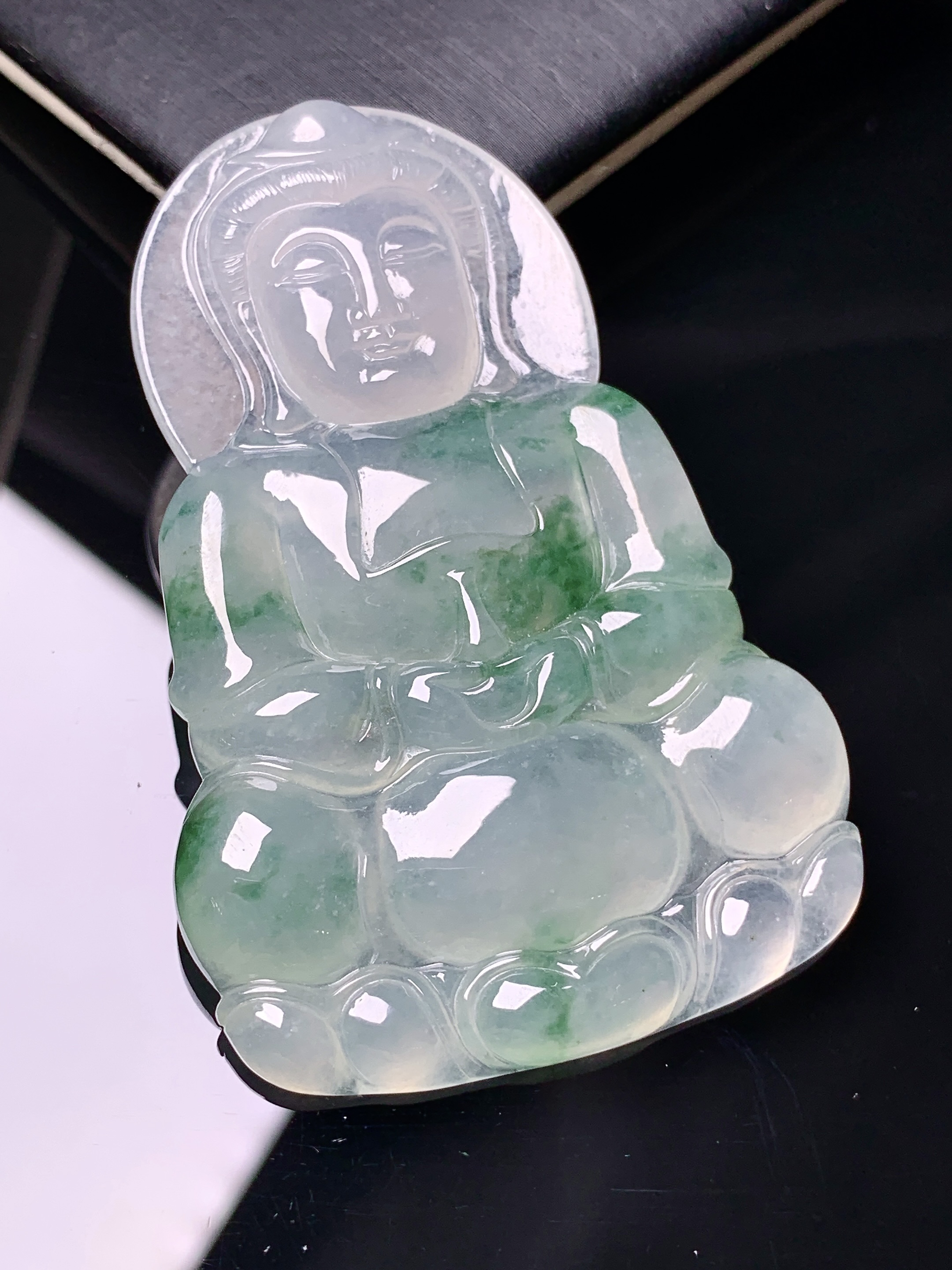 冰种观音菩萨吊坠 玉质细腻 色泽艳丽清新 水润亮眼 整体尺寸60.5*39.8*5.8x1