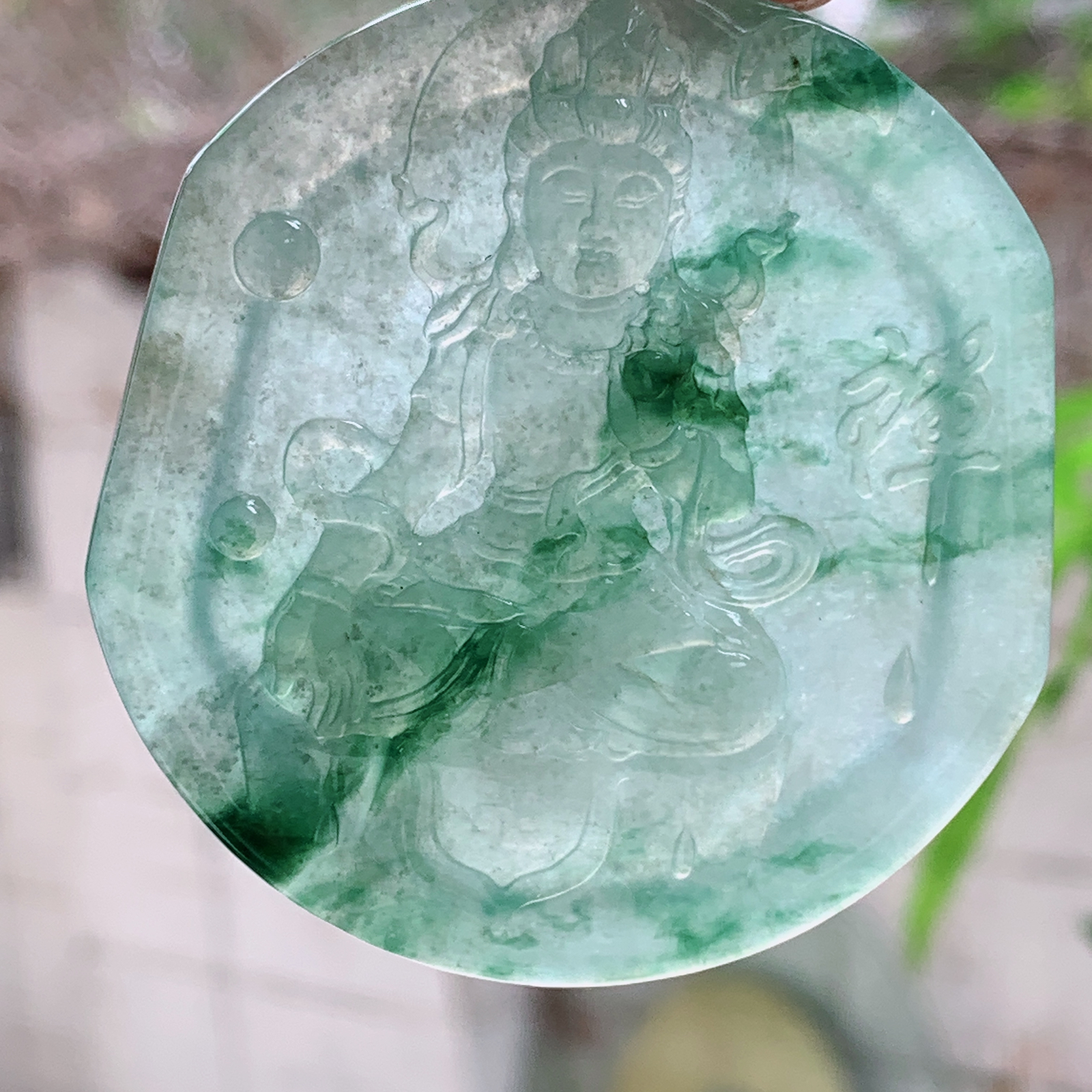 Xj实拍56.6*54.5*6.6天然缅甸翡翠冰飘花大势至观音菩萨吊坠 持莲观音