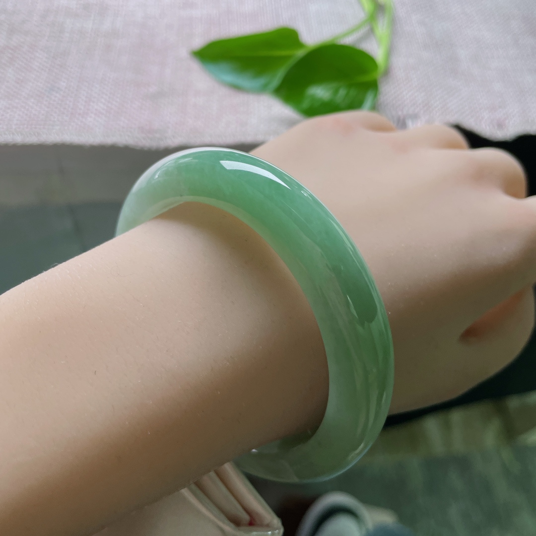 57.3/12.4/9，绿底正圈，料子细腻干净，颜色由浅入深过渡自然，皮纹。ss50092a