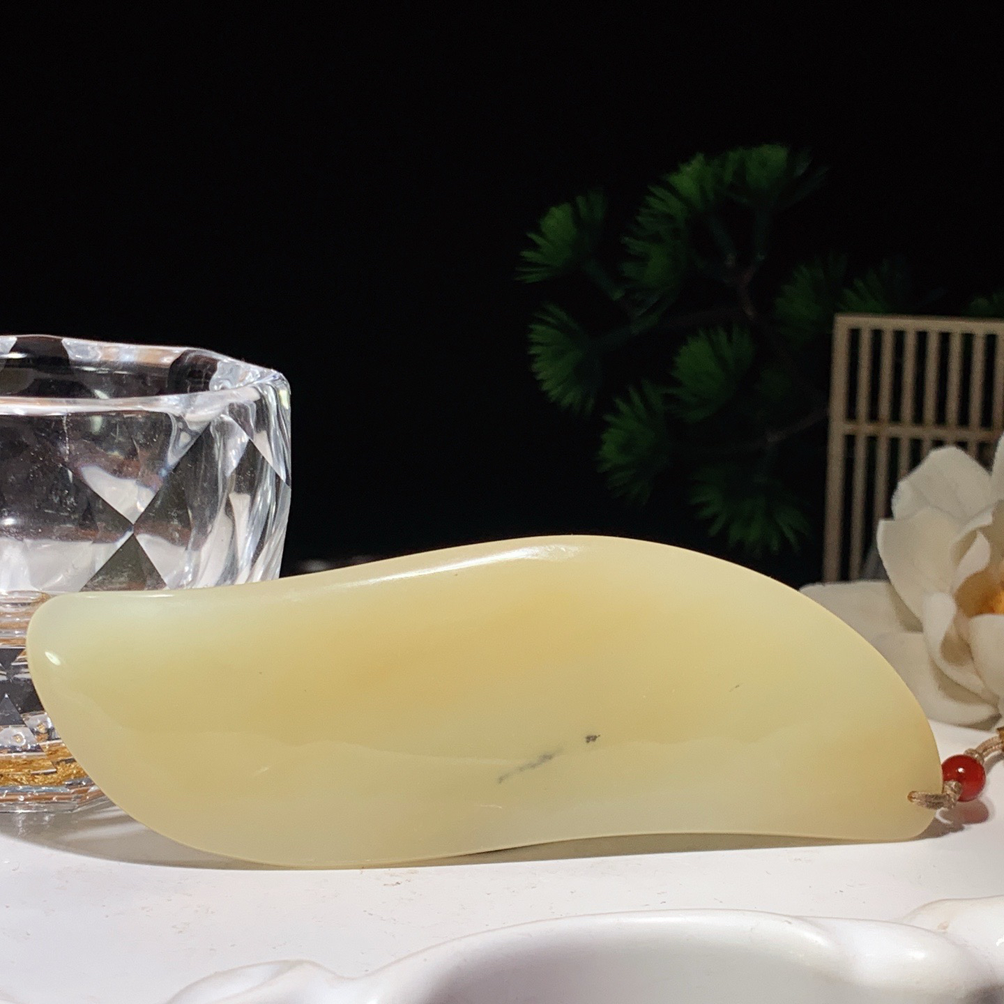 新疆且末糖刮痧板挂件。尺寸101/32/7重44.3克。玉质细腻油润。手推出油。佩戴高端典雅。lt260410