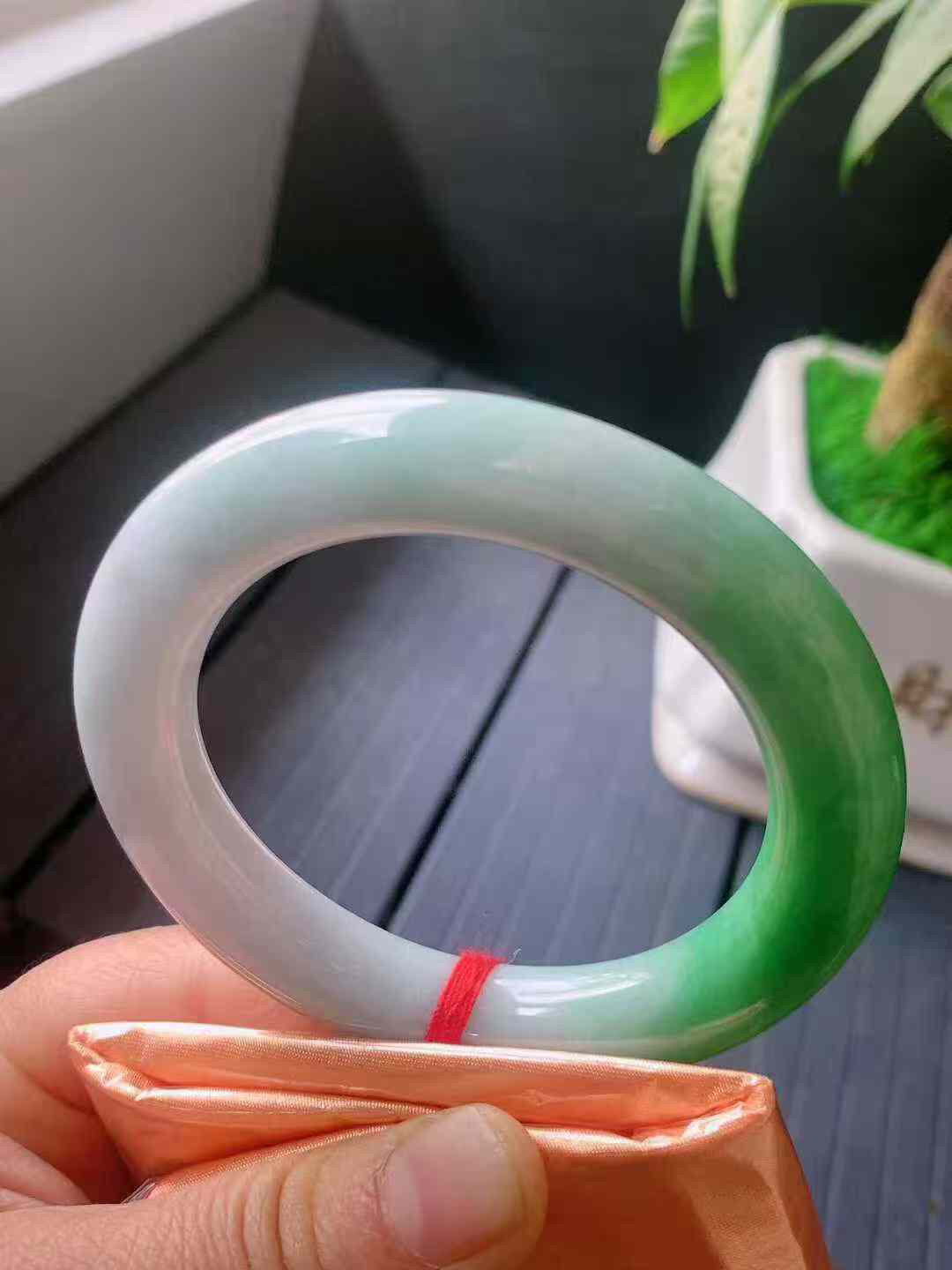 【翡翠名称】老坑种飘阳绿55圈口圆条手镯
【翡翠尺寸】55/11.3/11.3mm适合55-57正圈口佩戴
【翡翠描述】宝贝种老水足，玉质细腻，色泽靓丽，性价比高，佩戴效果好！
【其它赠送】权威证书/精美挂绳盒子/支持全国复检