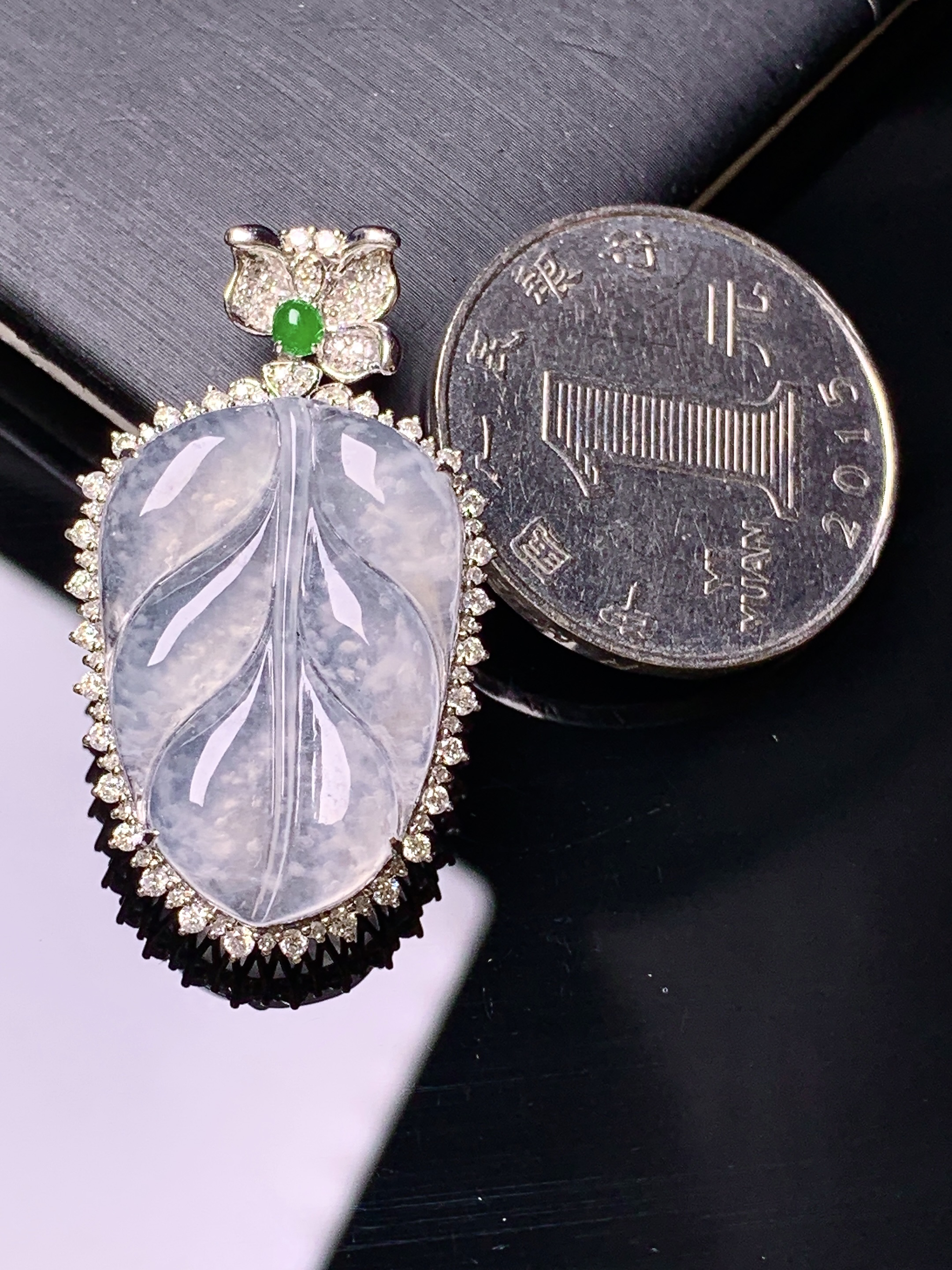 18k金钻镶嵌冰种树叶吊坠 玉质细腻 色泽艳丽清新 水润亮眼 整体尺寸35.6*20.2*7.5k1