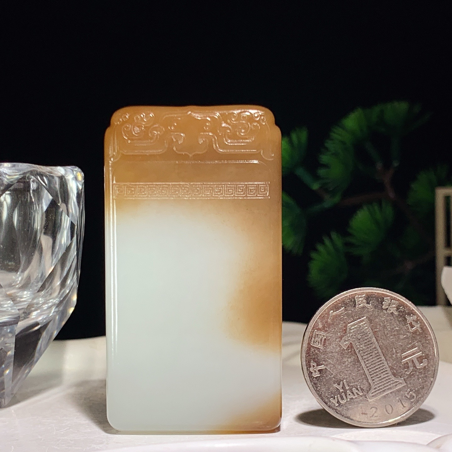 新疆且末糖平安无事牌挂件。尺寸58/32/13重64.7克。玉质细腻油润。手推出油。佩戴高端典雅。lt260410