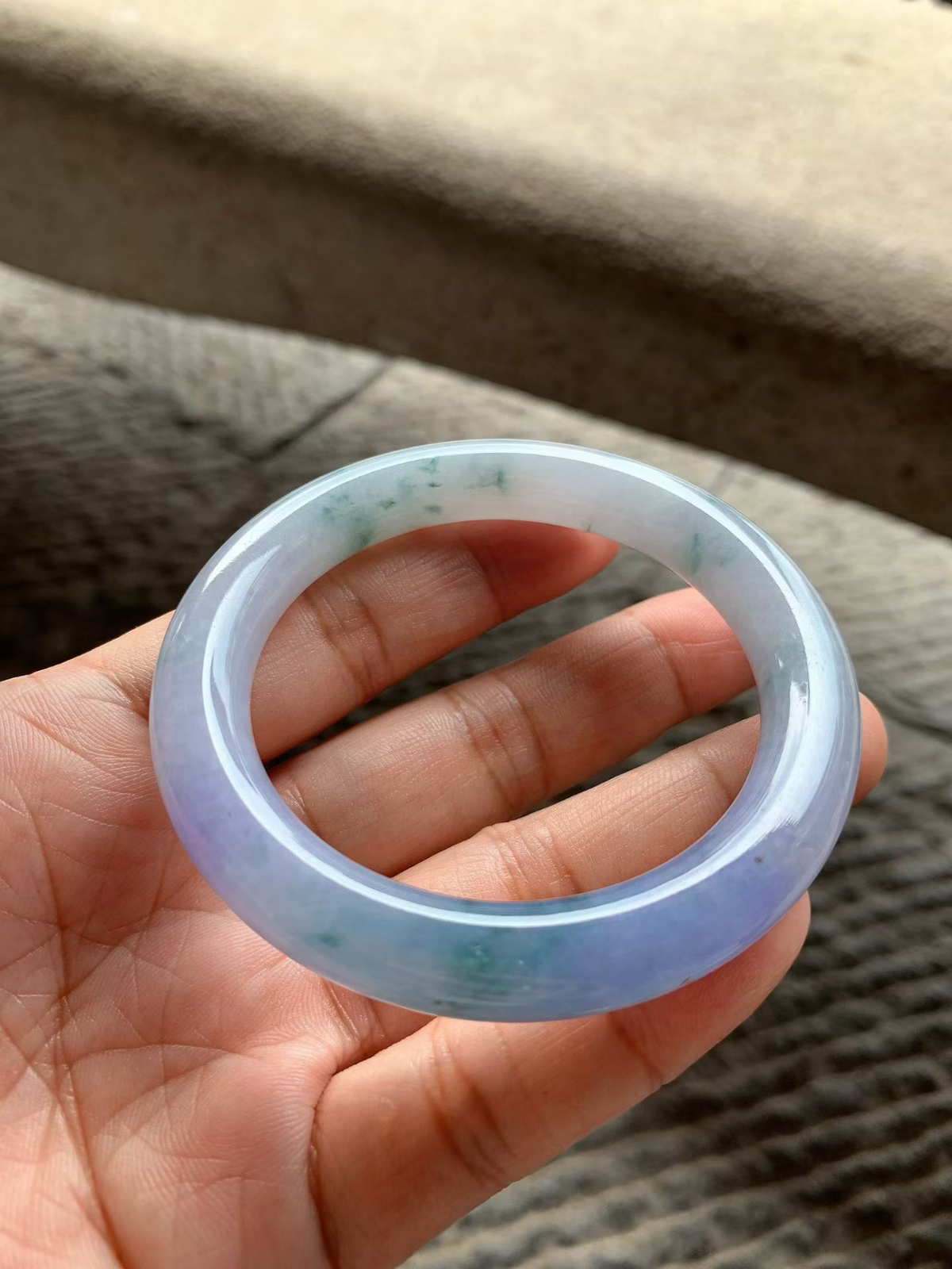 浓郁紫罗兰飘花圆条手镯尺寸54*10*10 种质细腻，水润光泽，紫色浓郁，蓝花灵动飘逸，上手贵气显眼，微细纹，一处黄点！