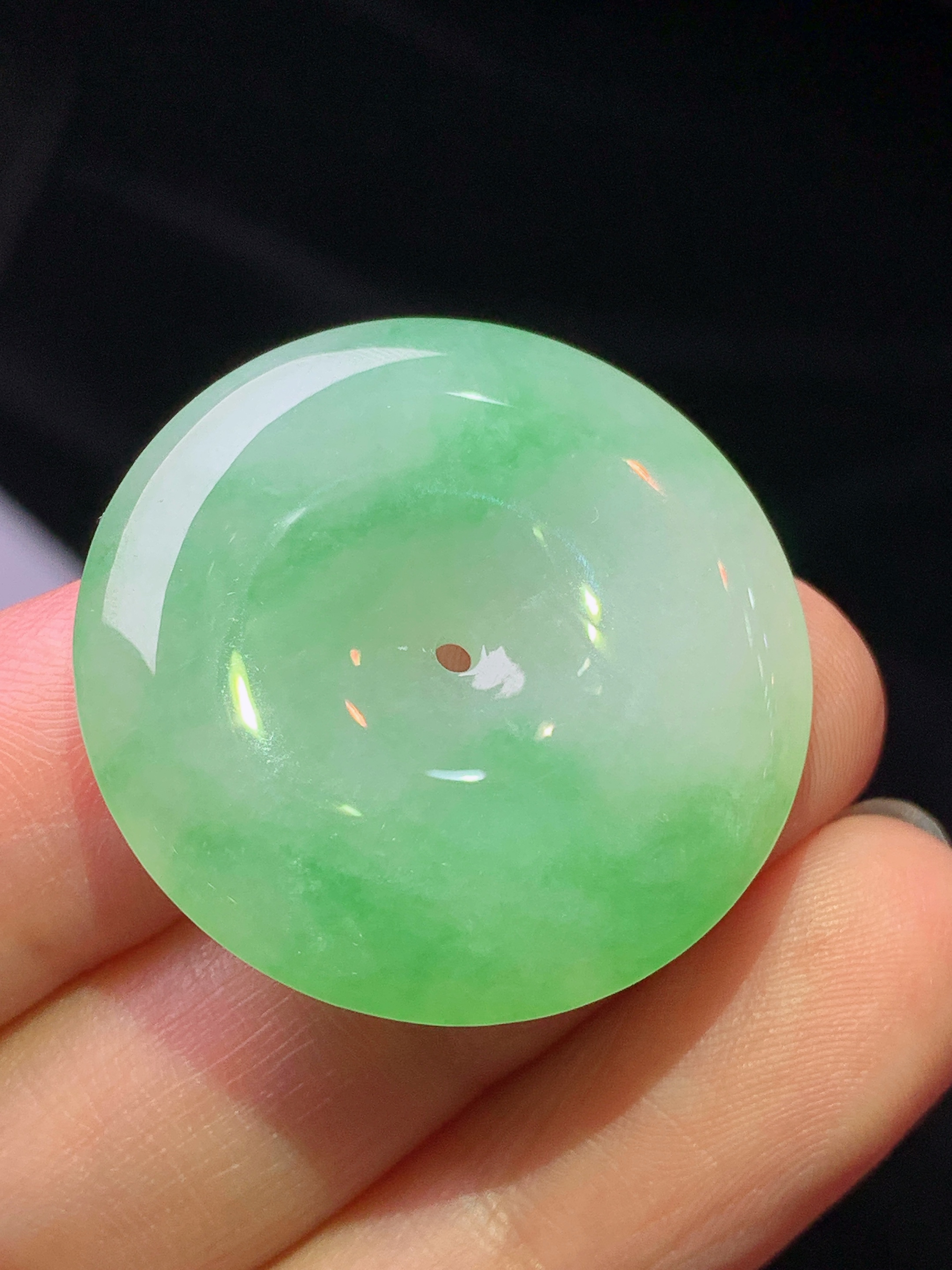 飘绿平安扣吊坠 玉质细腻 色泽艳丽清新 水润亮眼 整体尺寸29*5.5x1