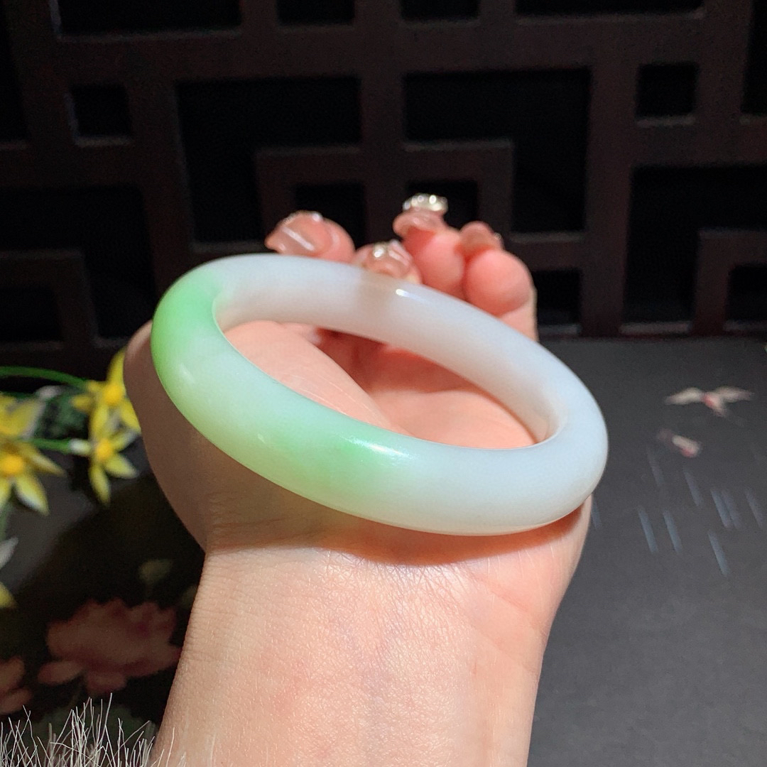 和田玉58圈口翠青手镯，玉质细腻油润 底色纯净 无裂无杂 脂粉好，品质高