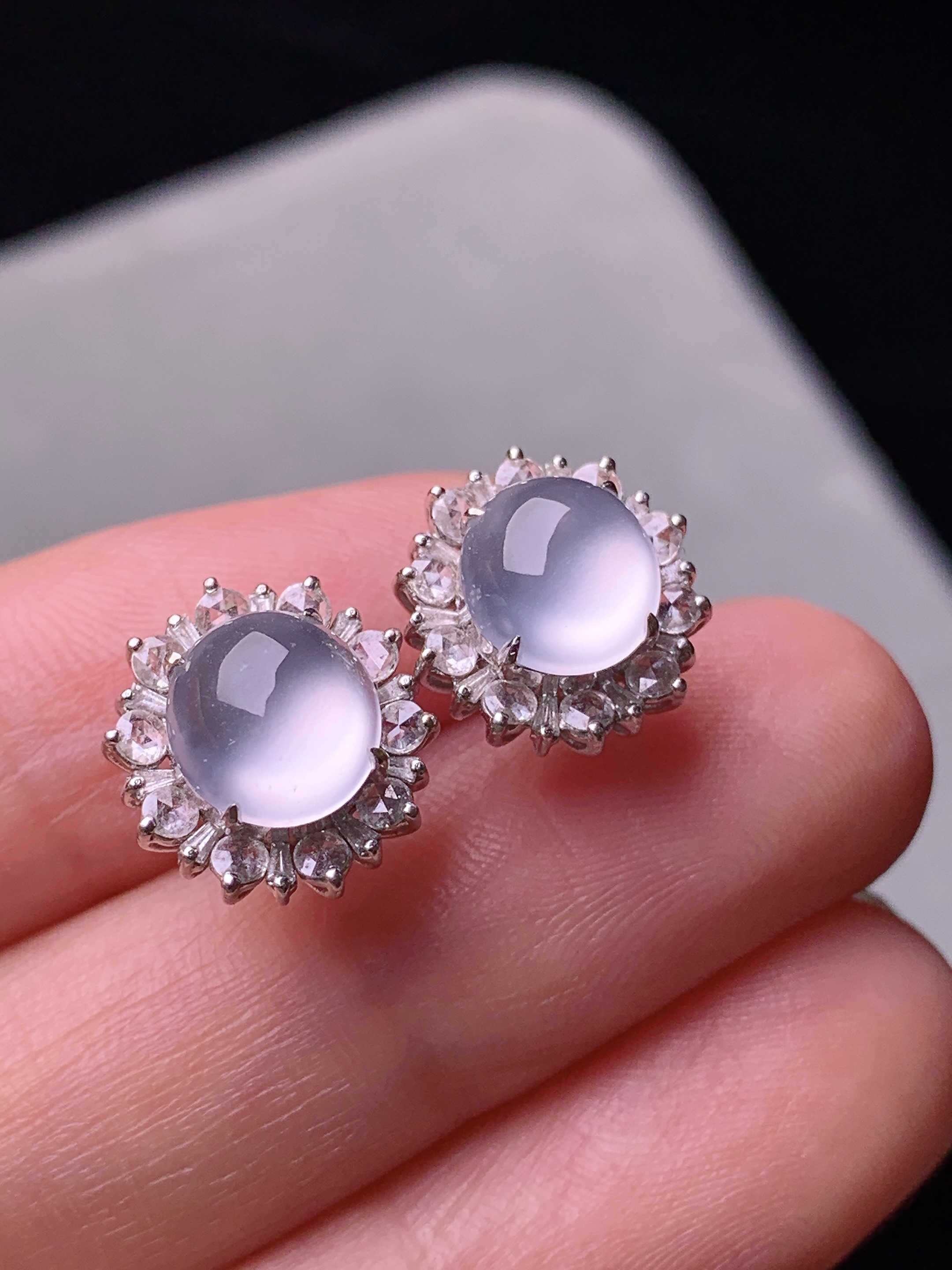 18k金钻镶嵌冰种蛋面耳钉 玉质细腻 色泽艳丽清新 水润亮眼 整体尺寸12.3*11.8*7.6x8