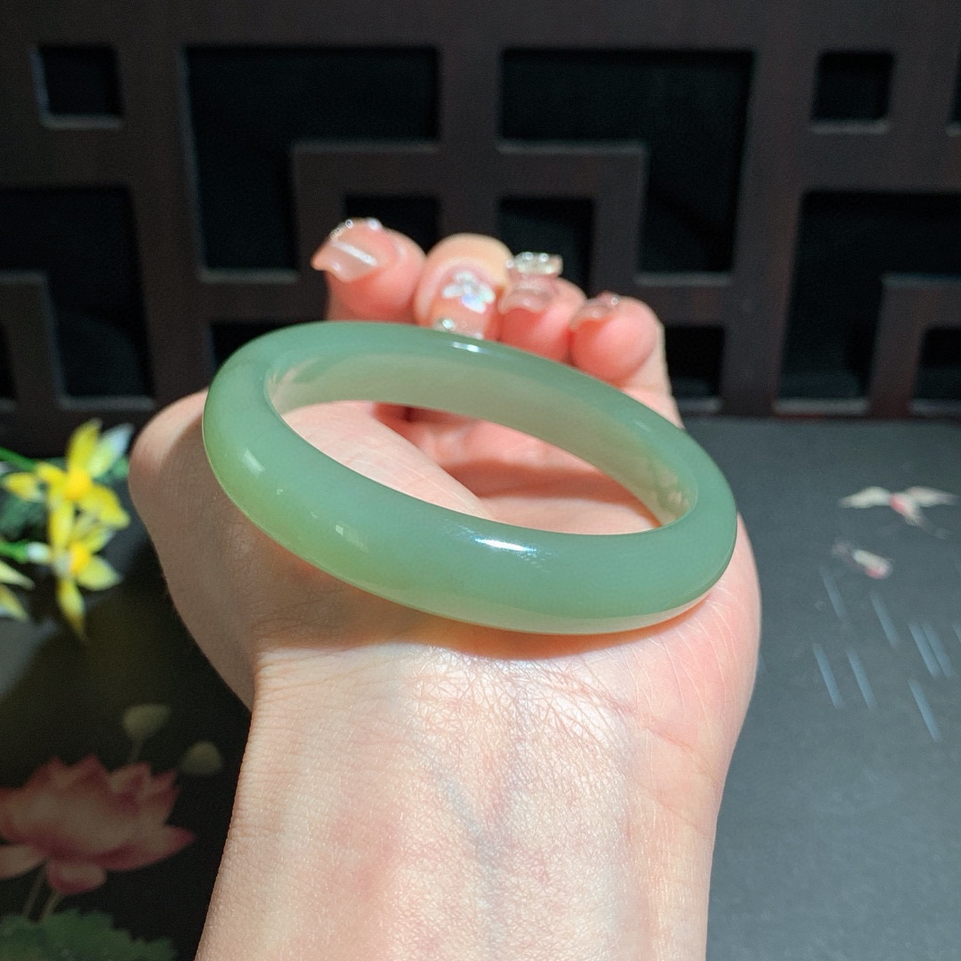 和田玉52.6圈晴水色手镯！清水色！玉质细腻油润 底色纯净 无裂无杂 脂粉好，品质高。