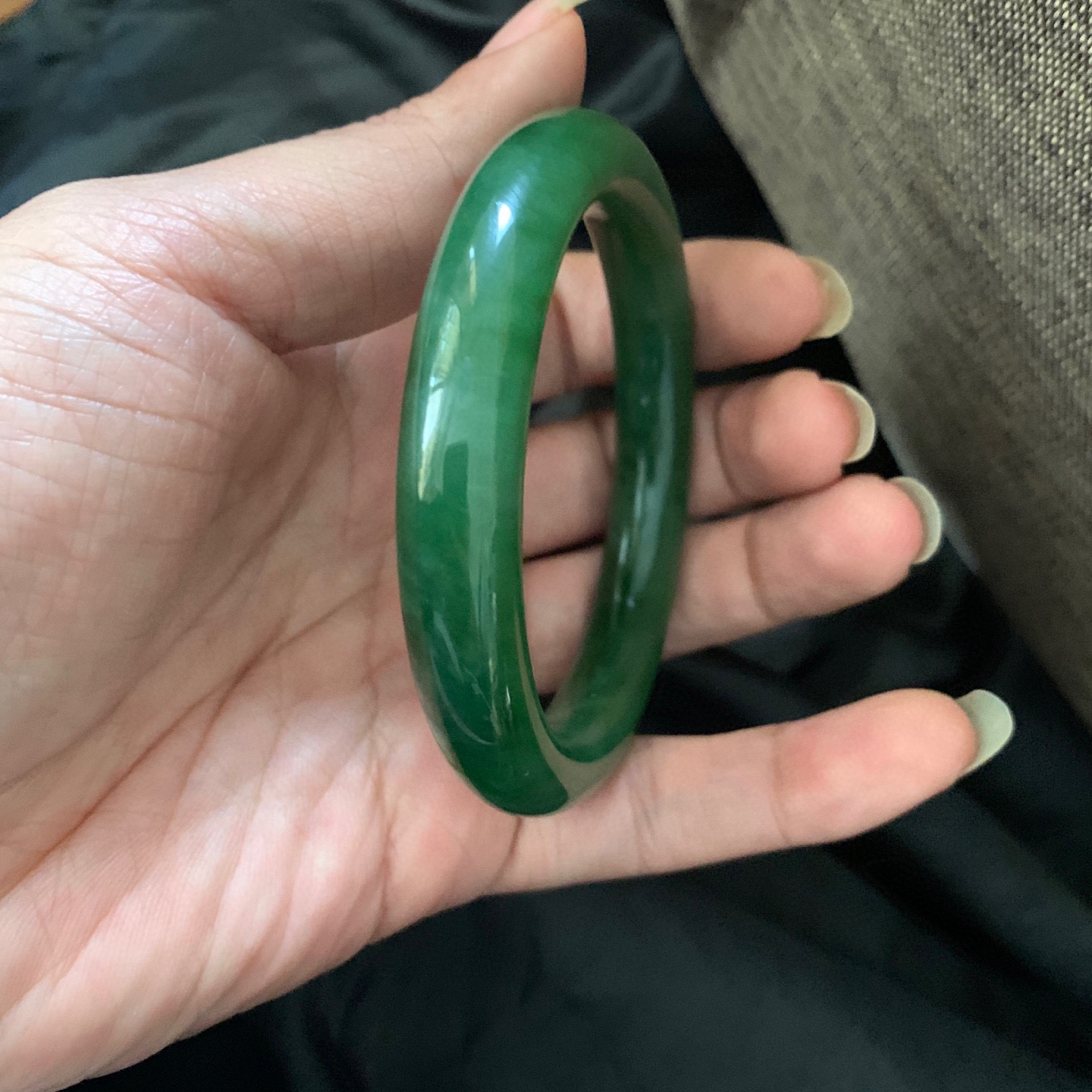 59.8圈口和田玉碧玉菠菜绿圆条手镯，和田玉59.8圈口手镯，镯型古朴典雅。在诗情画意的雨巷相遇，你是我腕间的一抹风情，有你眸有深情.清风荡漾湖间静水，我愿俯身低眉，在烟波涟漪处寻