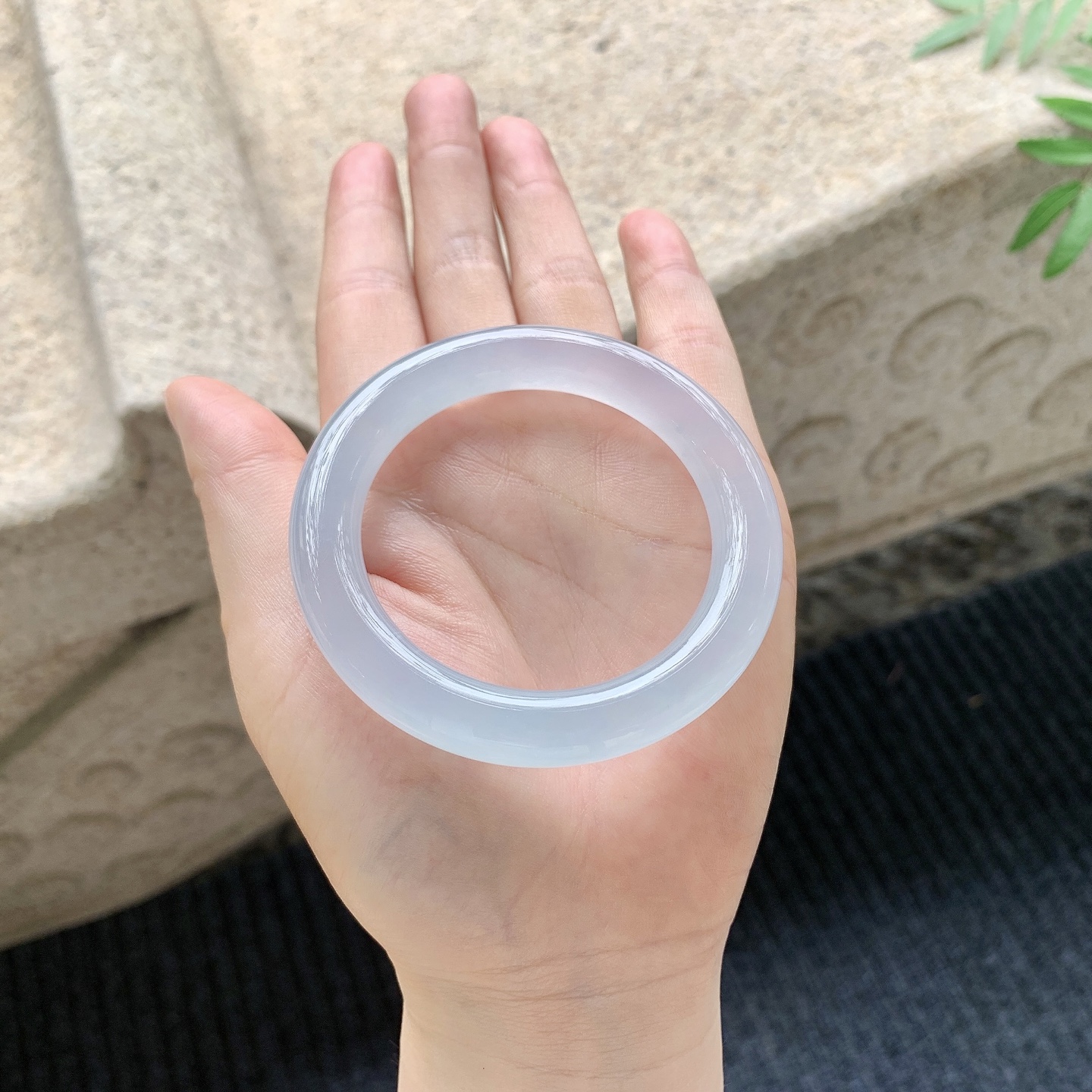 圆条49 50 【圈口】50/9.6/9.6 【编码】LH041143 【描述】冰种，清透，水润，种老，细腻，无纹裂