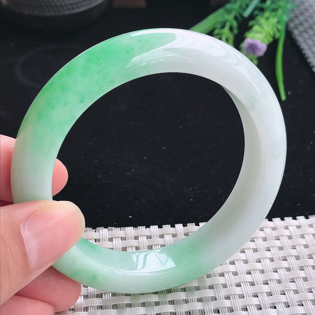 实拍A货翡翠57.8/12.6/9.5老坑精美冰润飘阳绿手镯宽边玉镯平安镯