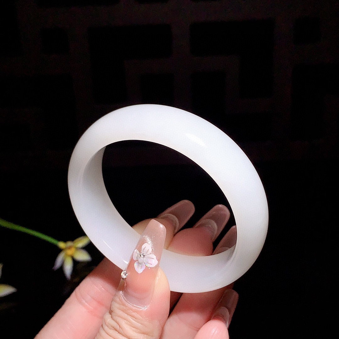 和田玉53.5圈口羊脂白玉宽版手镯！圈口53.5宽15.5玉质细腻油润 底色纯净 无裂无杂 脂粉好，品质高。