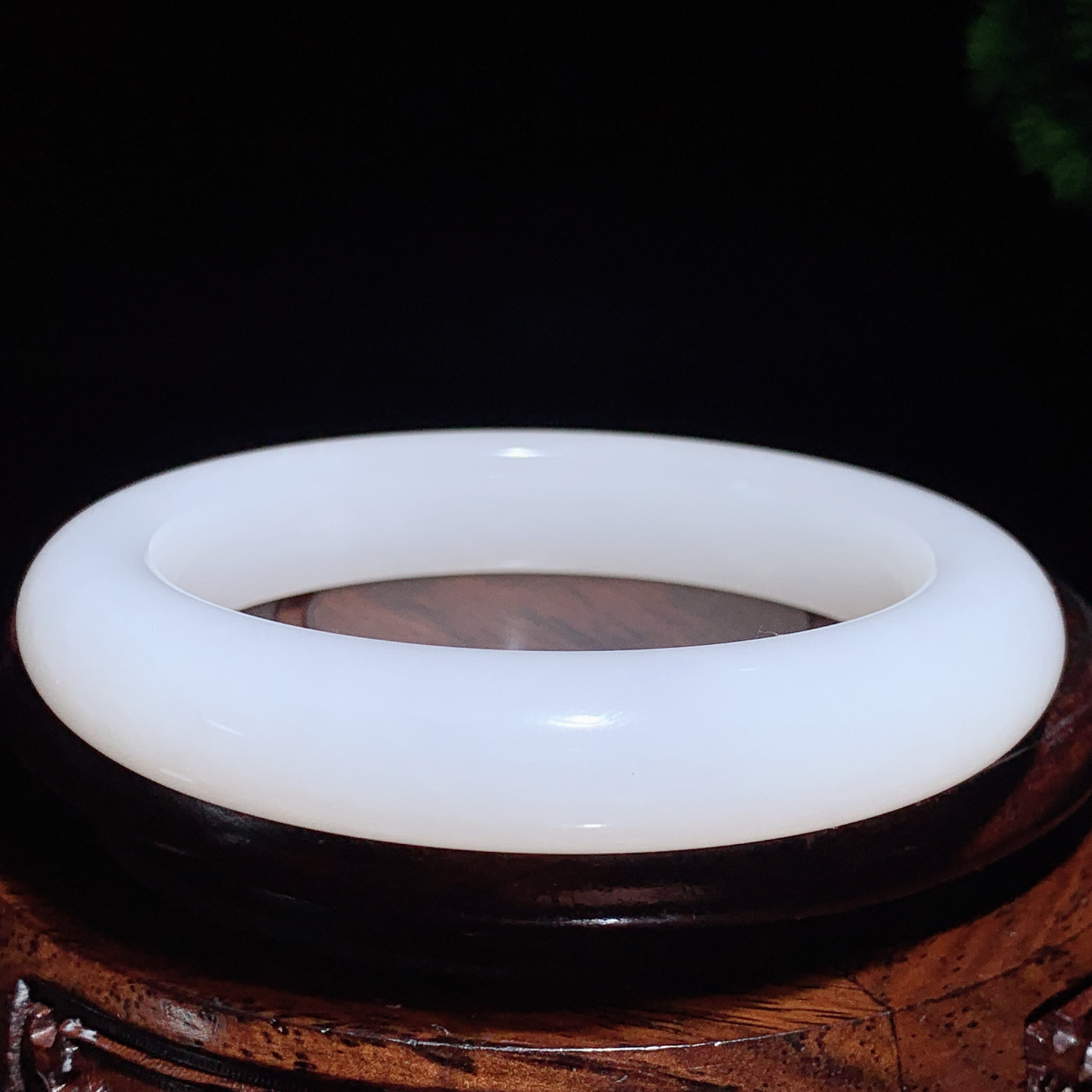 羊57羊脂白玉手镯和田玉山料手镯57圈口宽12.5厚9无裂无杂无水线特细腻 高脂粉，高品质，萦绕腕间时，古韵不失时尚，素雅不失品味，细腻光滑的触感，使人沉醉，气质高雅 魅力动人