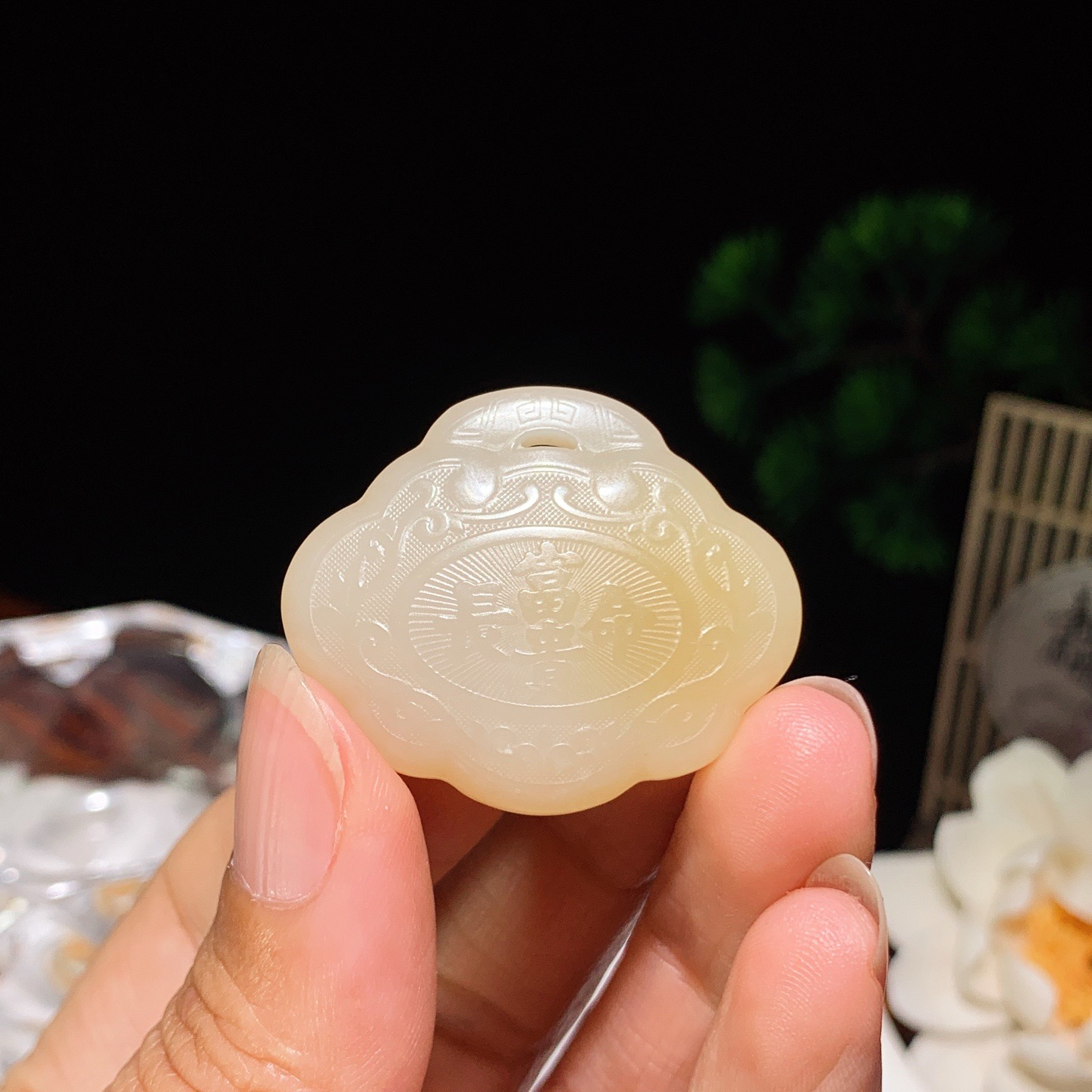 新疆且末糖如意长命锁挂件。尺寸29/34/8重13克。玉质细腻油润。手推出油。佩戴高端典雅。lt260410