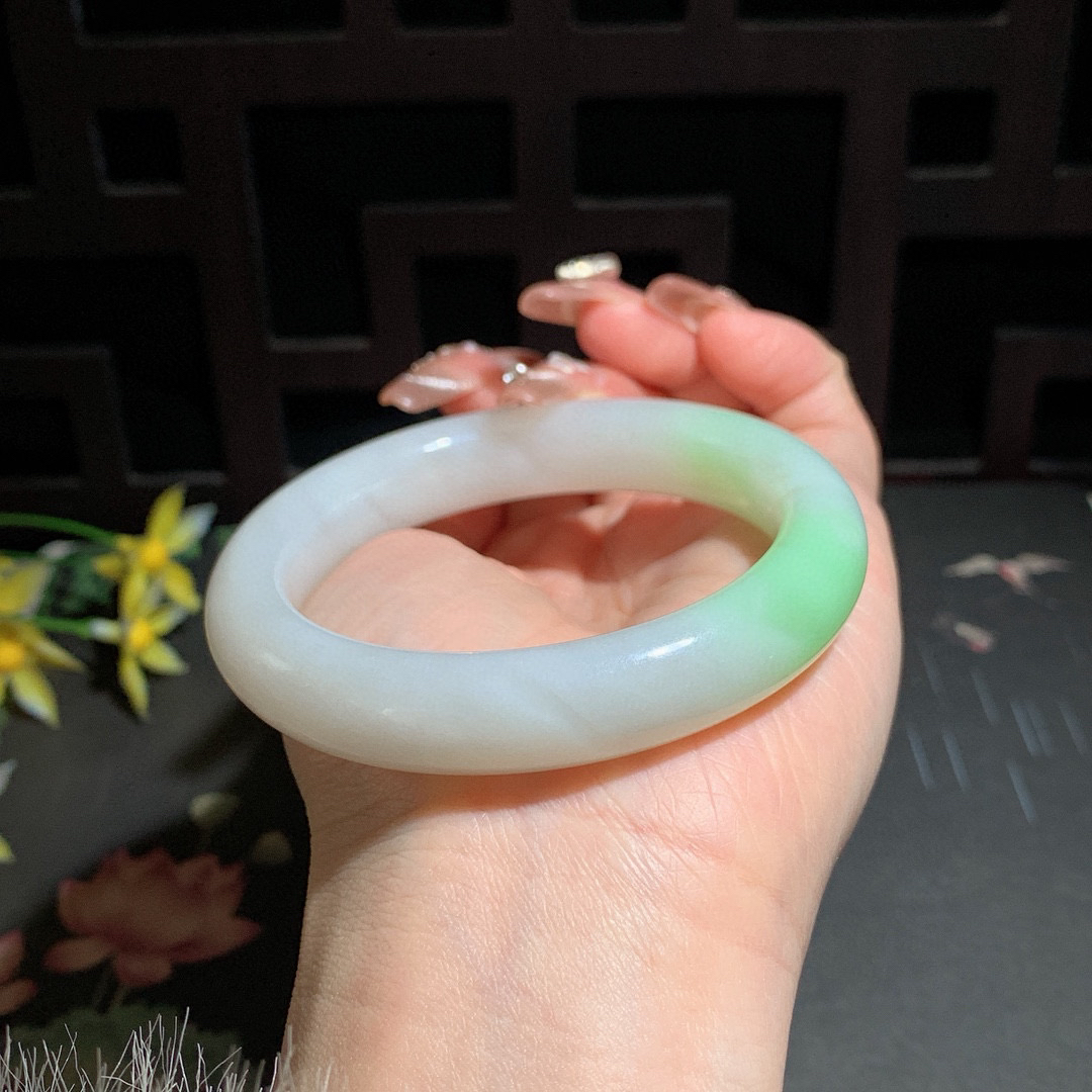 和田玉58圈口翠青手镯，玉质细腻油润 底色纯净 无裂无杂 脂粉好，品质高