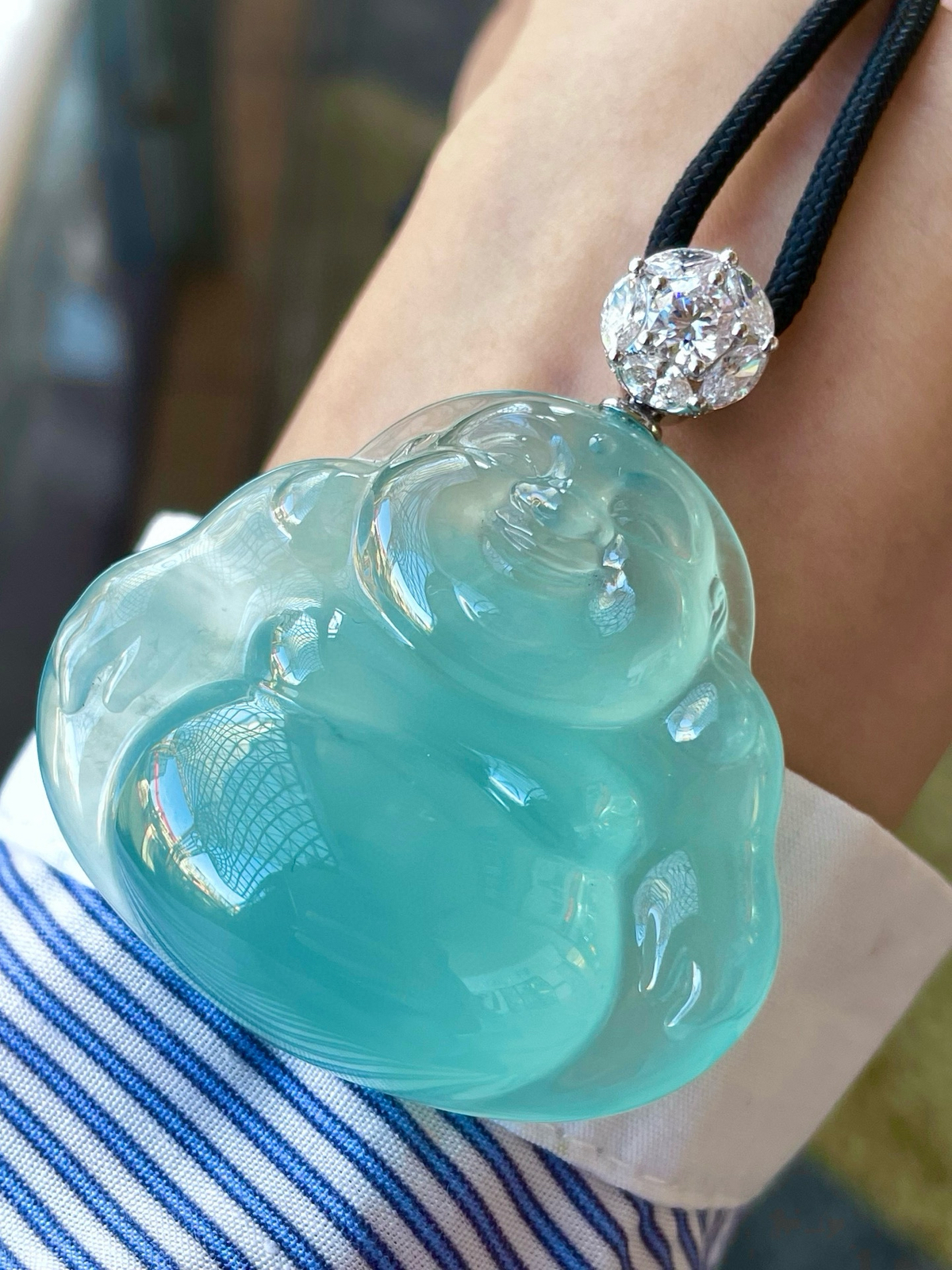 【天空蓝佛】冰正装观音，中等尺寸，冰感动人，通透闪耀，光可鉴人，佳品推荐。18k金钻镶嵌，裸石尺寸41.6*45.9*15.9毫米