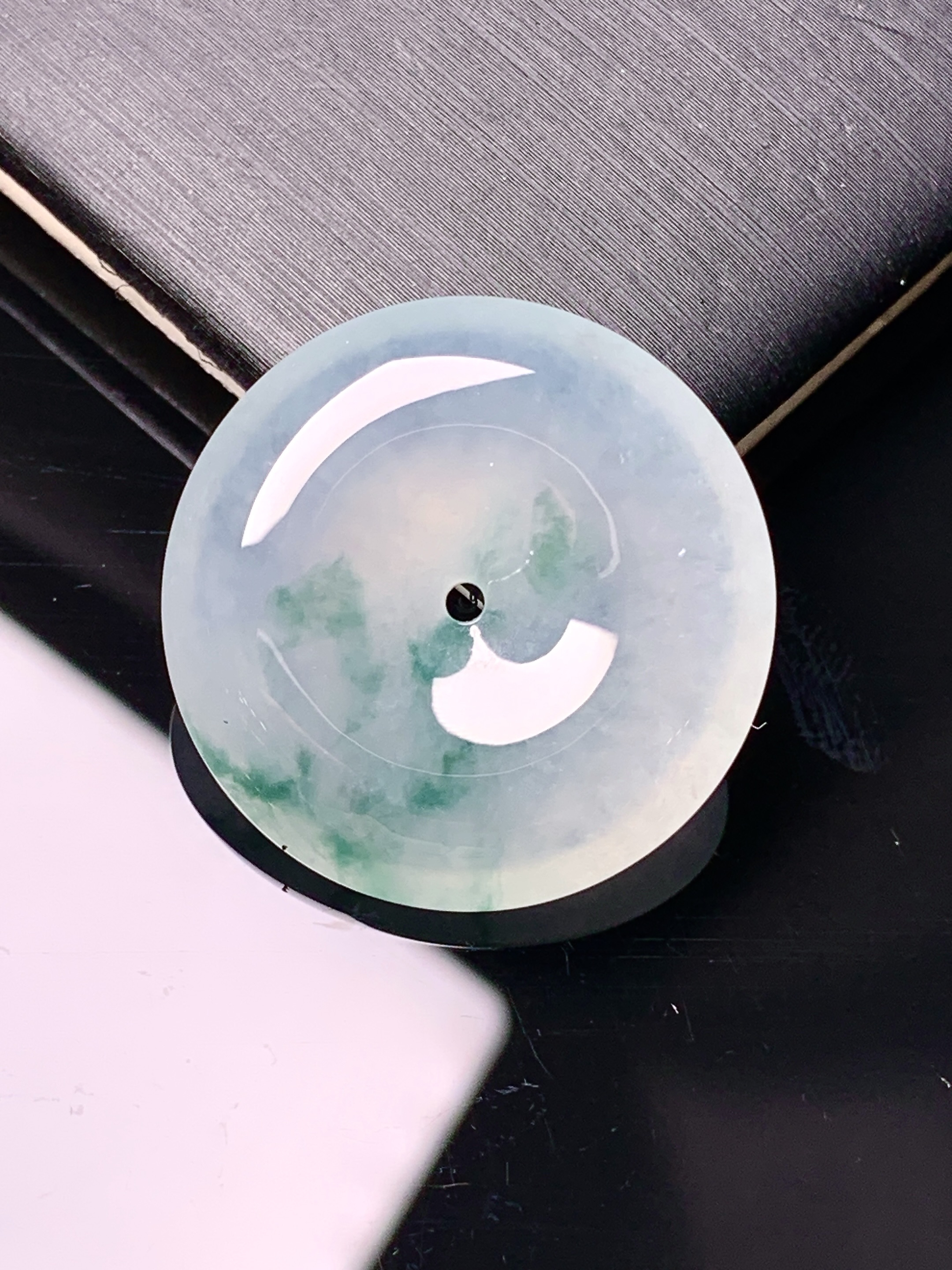 冰种平安扣吊坠 玉质细腻 色泽艳丽清新 水润亮眼 整体尺寸24.6*6x1