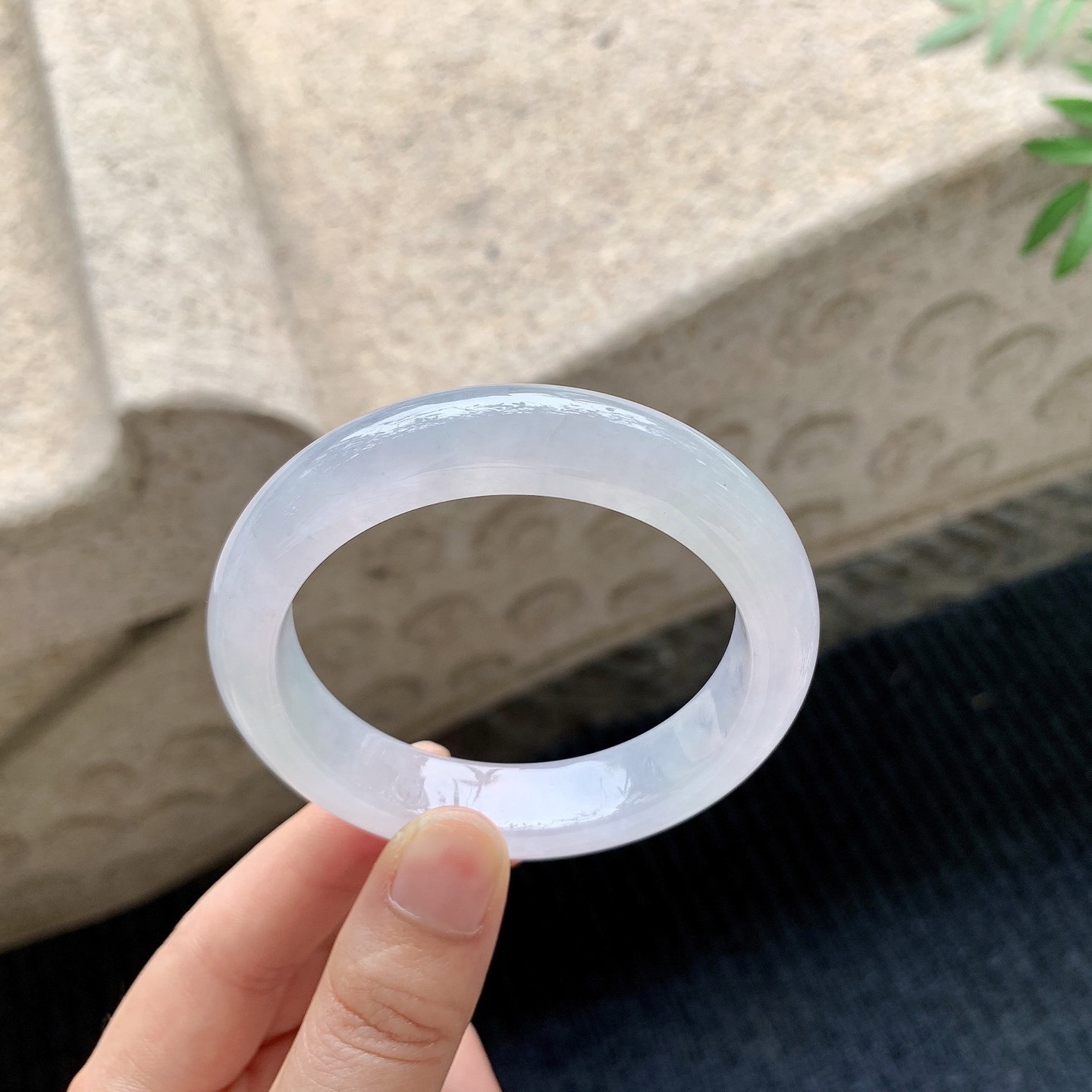 正圈51 52 【圈口】52.6/12.1/8.6 【编码】A2041121 【描述】糯冰粉紫，水润，种老，细腻，有纹线