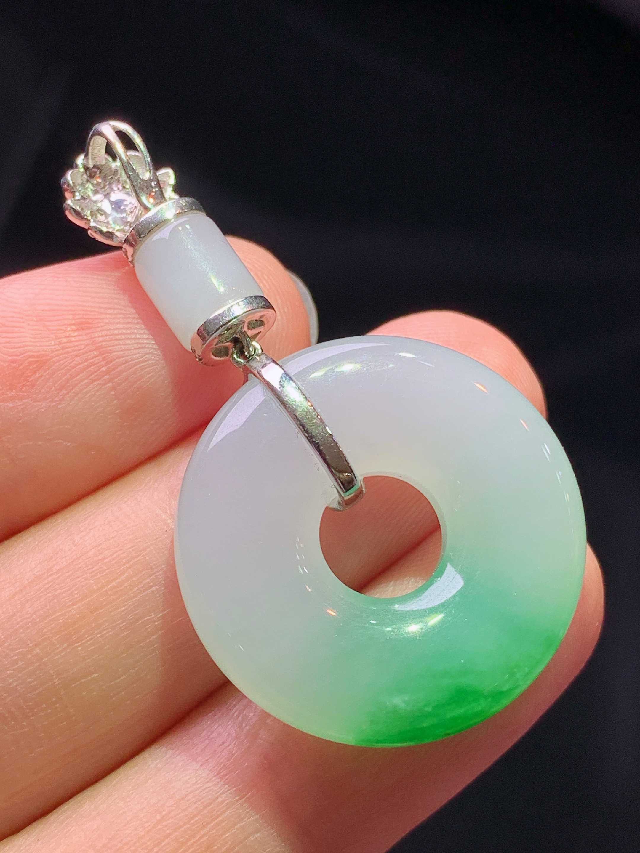 18k金钻镶嵌飘绿平安环 玉质细腻 色泽艳丽清新 水润亮眼 整体尺寸42*23*5.8x1