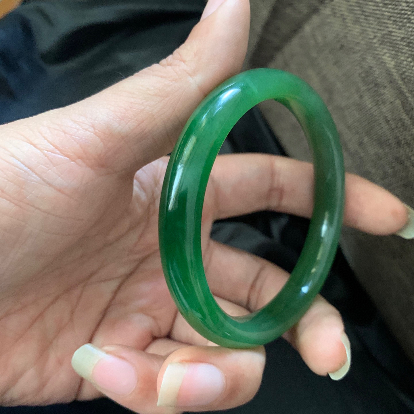 60圈口和田玉碧玉白加阳绿手镯，和田玉60圈口手镯，镯型古朴典雅。在诗情画意的雨巷相遇，你是我腕间的一抹风情，有你眸有深情.清风荡漾湖间静水，我愿俯身低眉，在烟波涟漪处寻