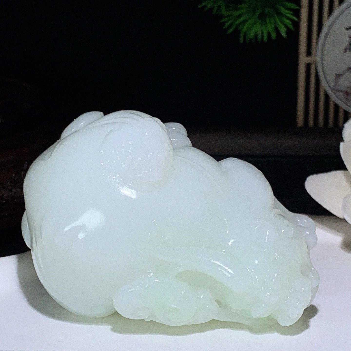 新疆和田玉羊脂白翠青招财进宝携子上朝貔貅把件 尺寸74/52/43重254
.5克。玉质细腻油润。手推出油。佩戴高端典雅。lt260410