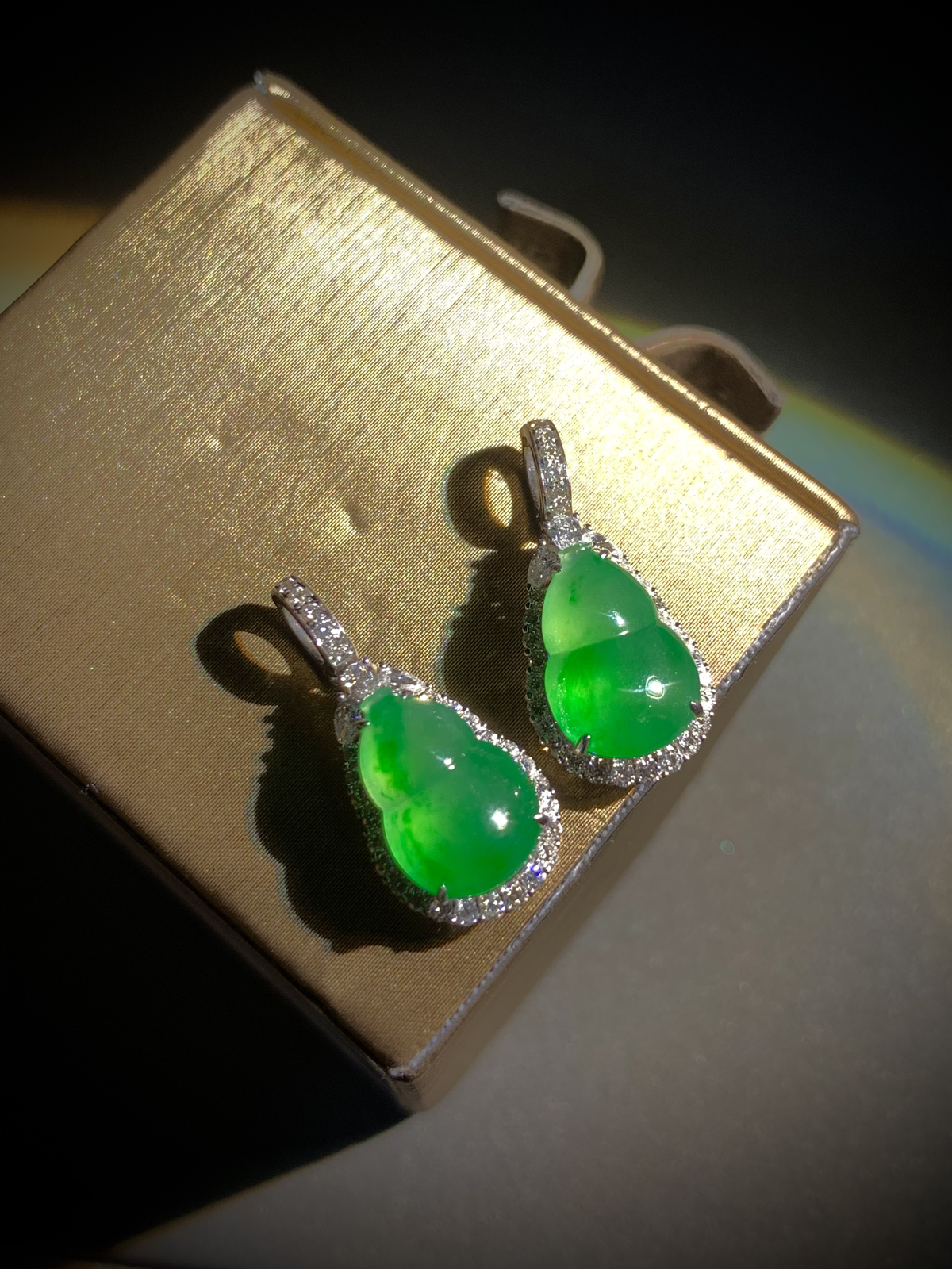绿葫芦耳坠吊坠两用款，
裸石约12.3-8.5-4.5mm，
37.5-吊坠整体22.6-10.6-7.2mm，
7g，18K金，南非钻，