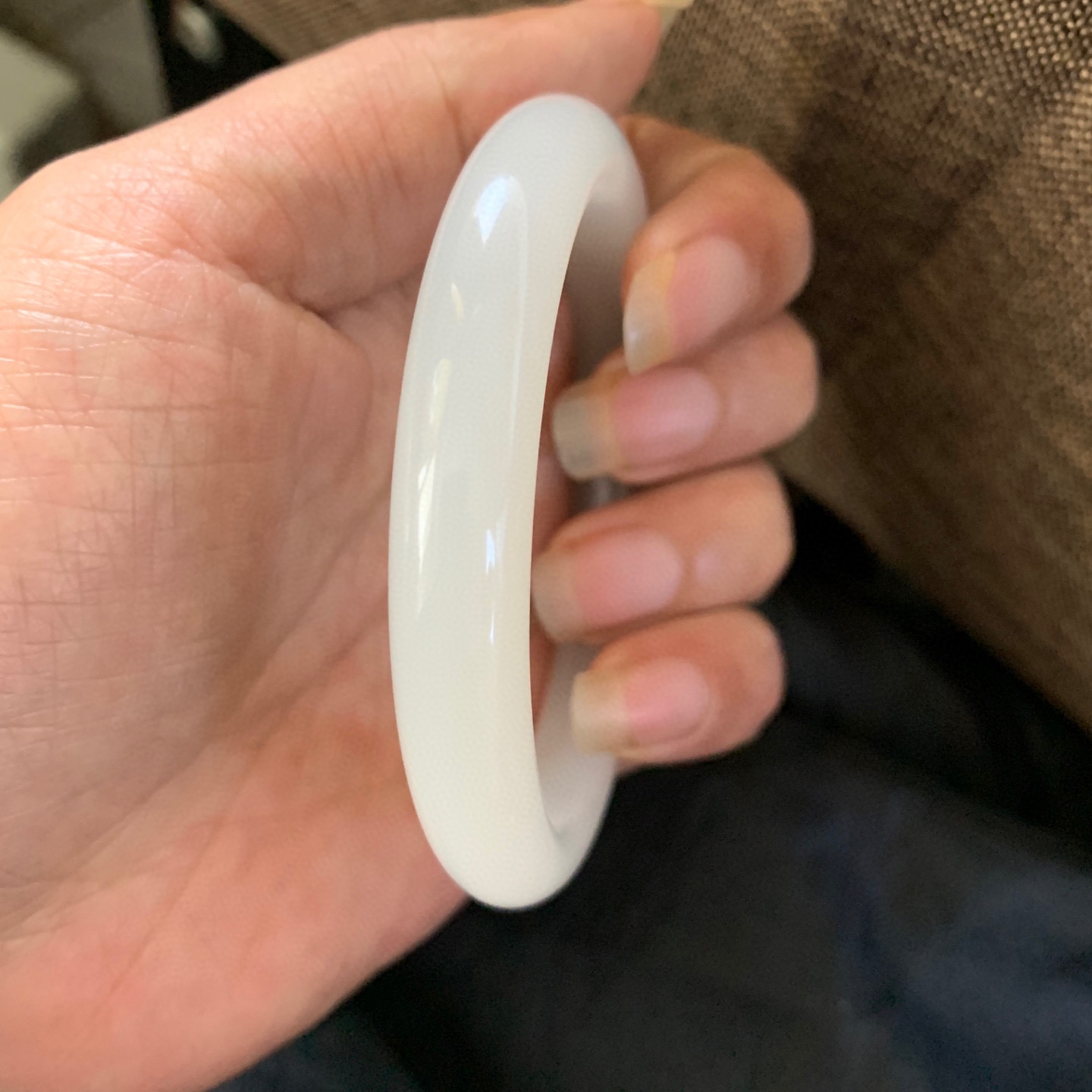 59.6圈口和田玉羊脂白玉手镯，和田玉59.6圈口手镯，镯型古朴典雅。在诗情画意的雨巷相遇，你是我腕