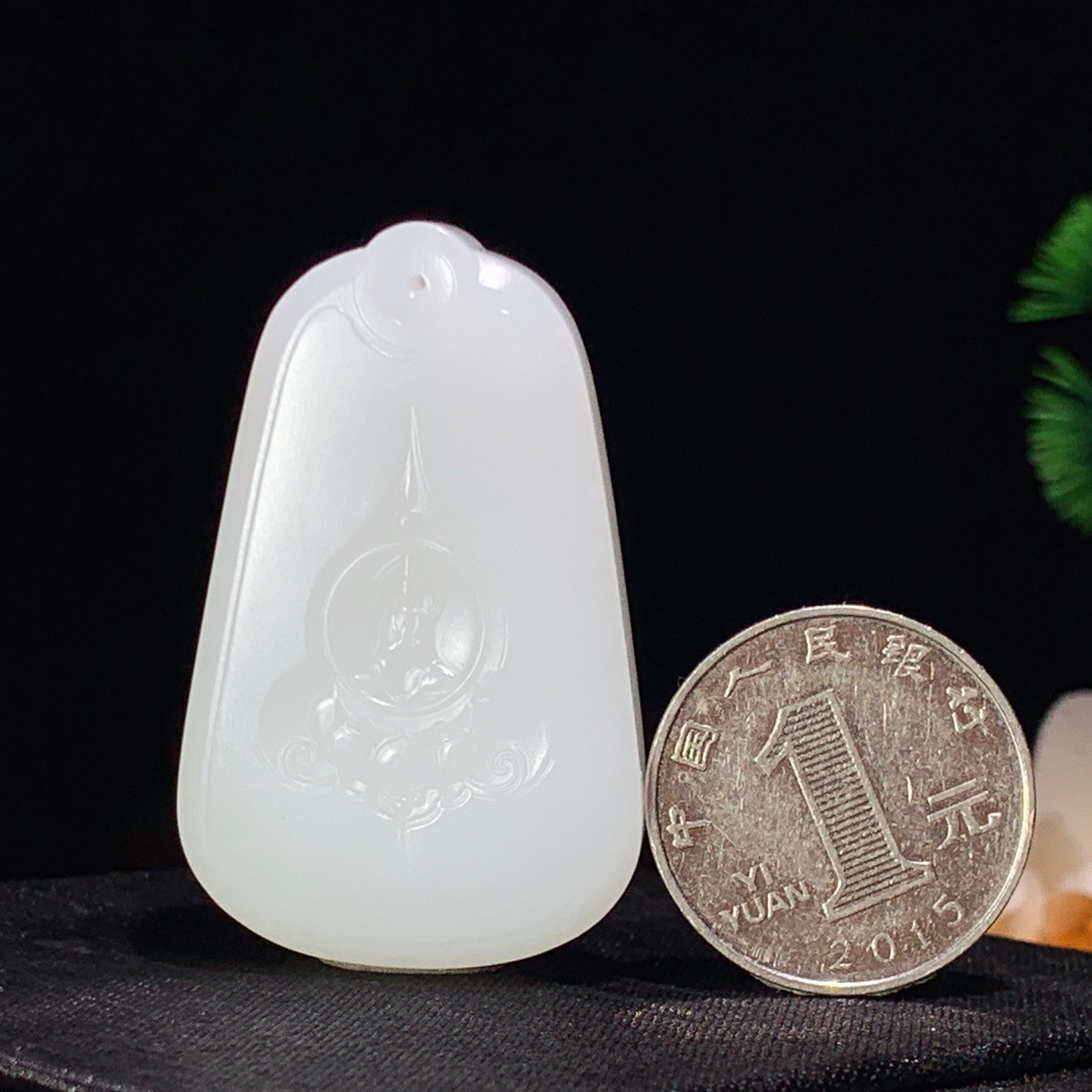 新疆和田玉羊脂白玉平安无事牌挂件 尺寸48/30/11重33克 玉质细腻油润 底色纯净 脂粉好，品质好。lt260410