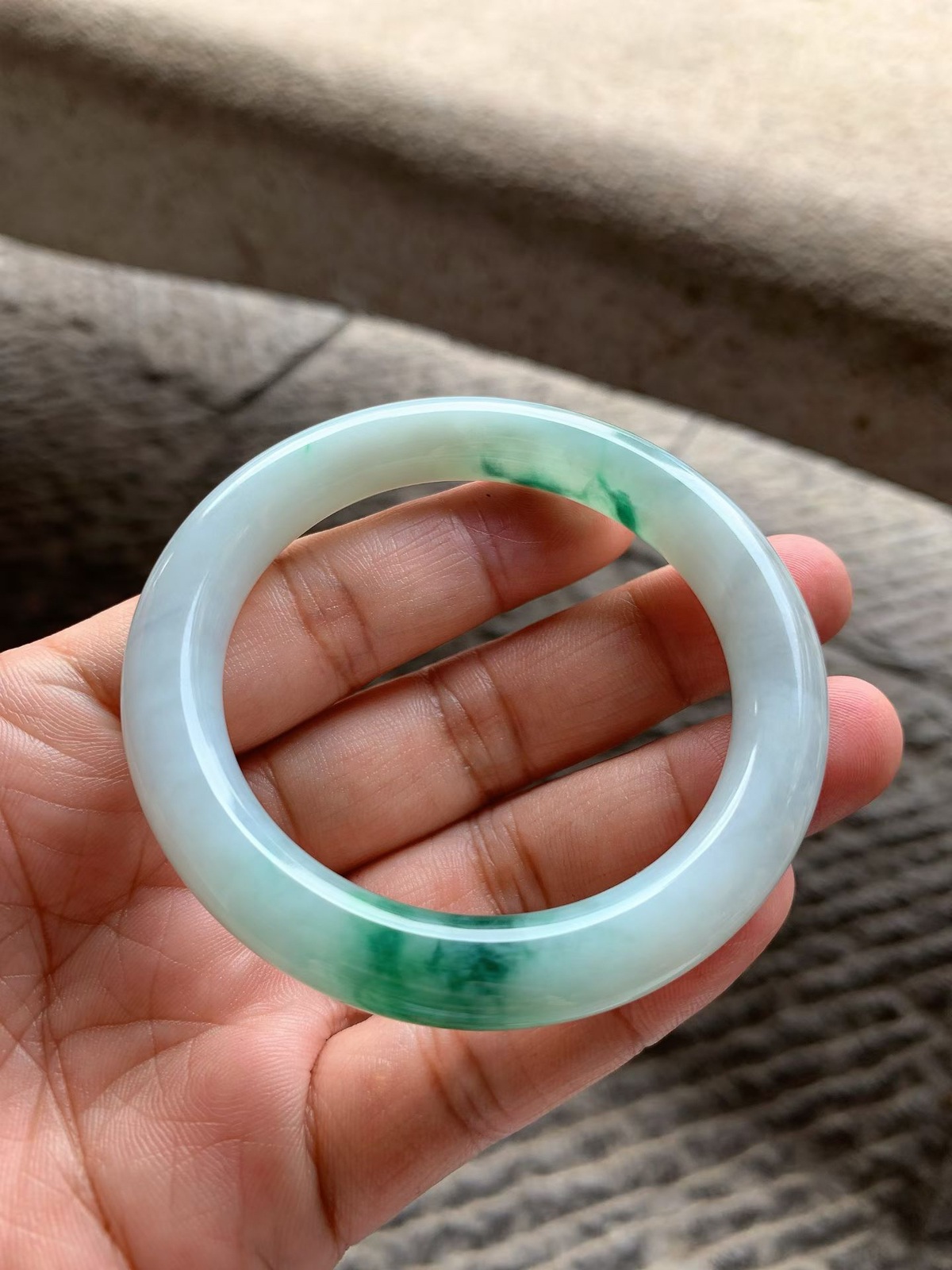 飘绿花圆条手镯尺寸53*9.8*9.5 种质细腻，釉洁水润，花色灵动鲜活，经典耐看