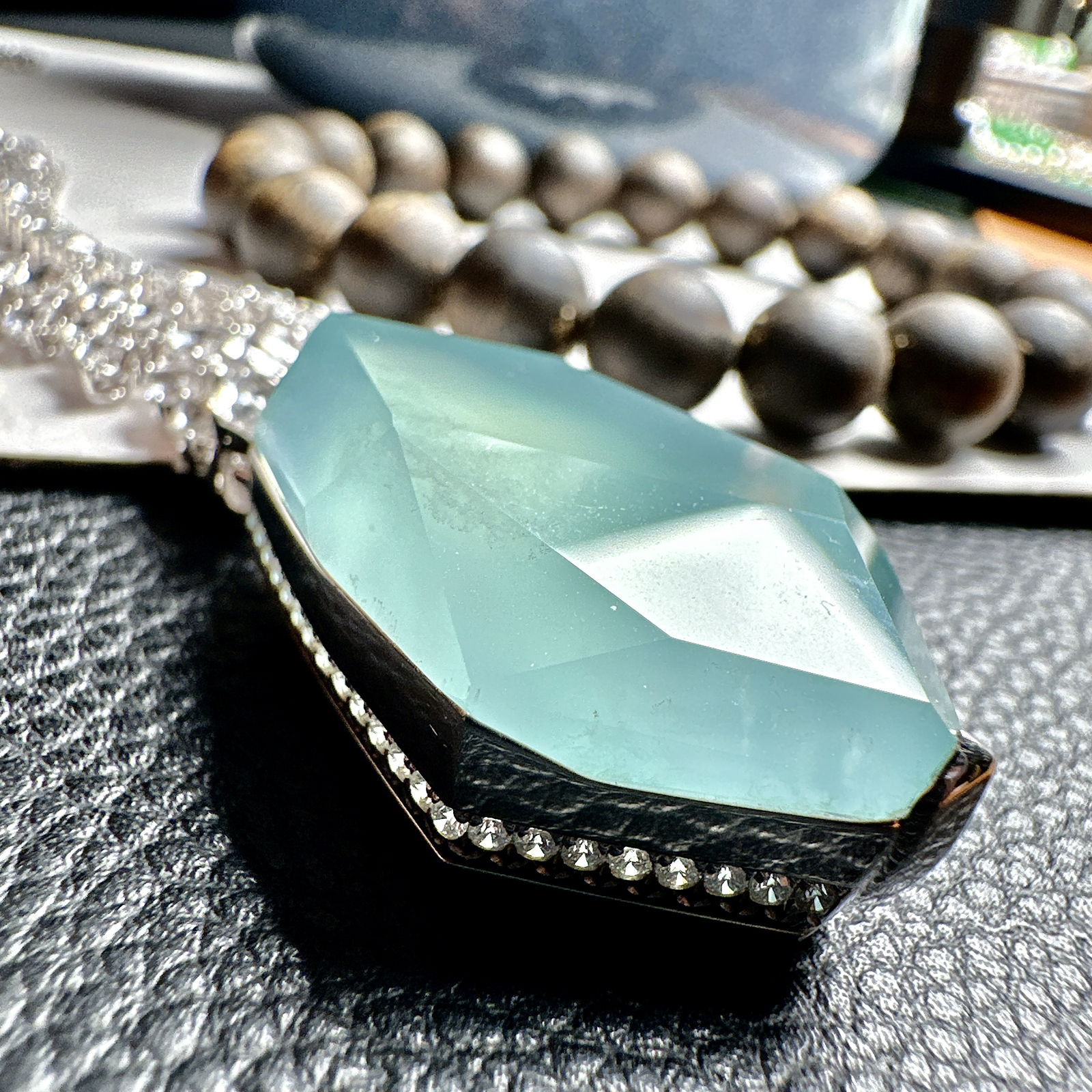 【冰种天空蓝随形吊坠】质地非常细腻干净，冰润十足，种老冰透，收藏品质。18k金钻镶嵌，裸石尺寸33*21*9.8毫米