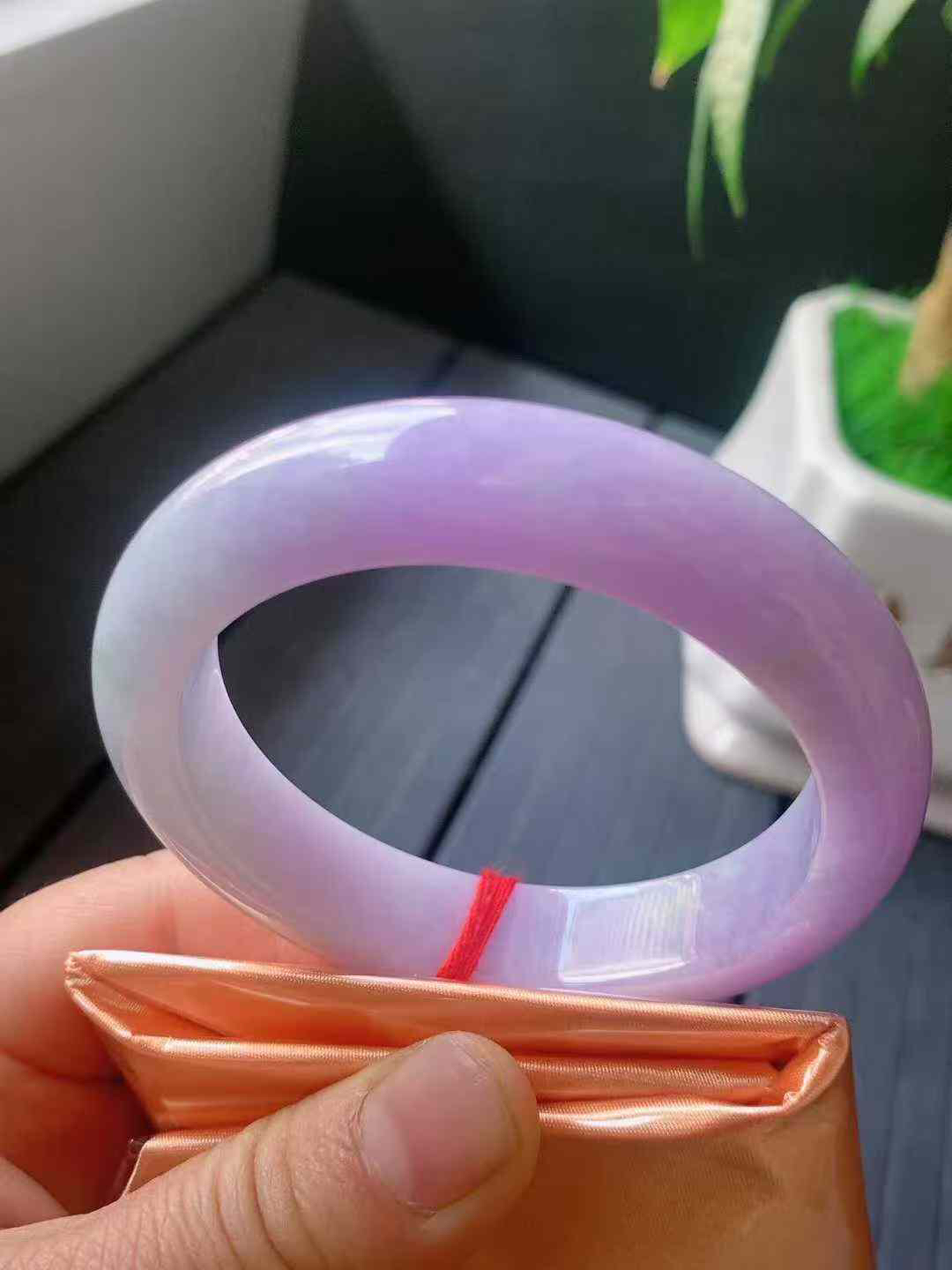 【翡翠名称】老种紫罗兰53.7正圈口手镯
【翡翠尺寸】53.7/12.5/9mm适合52.5-55正圈口佩戴
【翡翠描述】宝贝种老水足，玉质细腻，色泽靓丽，性价比高，佩戴效果好！
【其它赠送】权威证书/精美挂绳盒子/支持全国复检